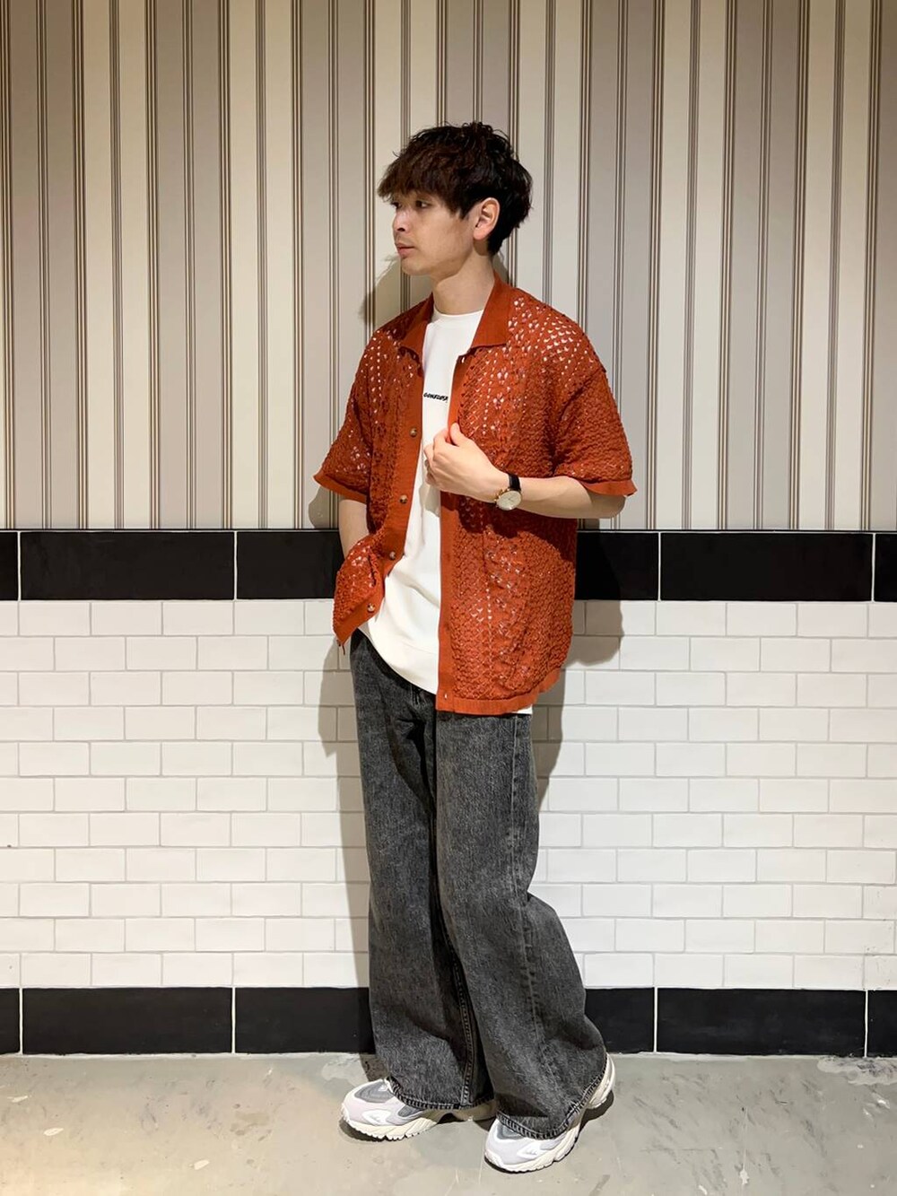 ブラウン系のシャツ/ブラウス、グレー系のデニムパンツ、ホワイト系のTシャツ/カットソーを着用したメンズの夏コーディネートの2枚目の写真