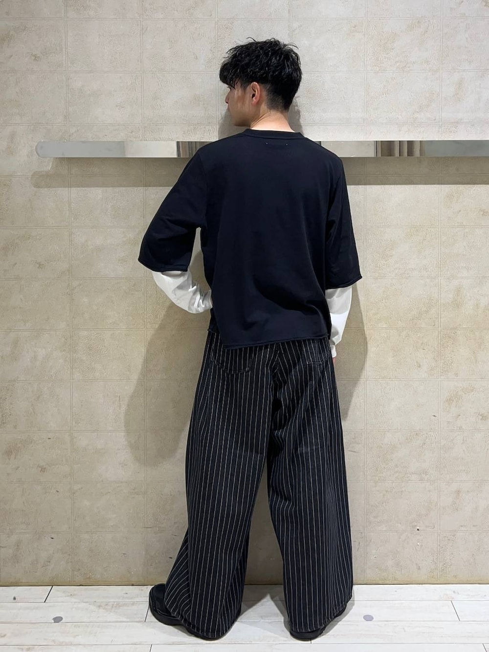 ブラック系のデニムパンツ、ブラック系のTシャツ/カットソーを着用したメンズの夏コーディネートの5枚目の写真