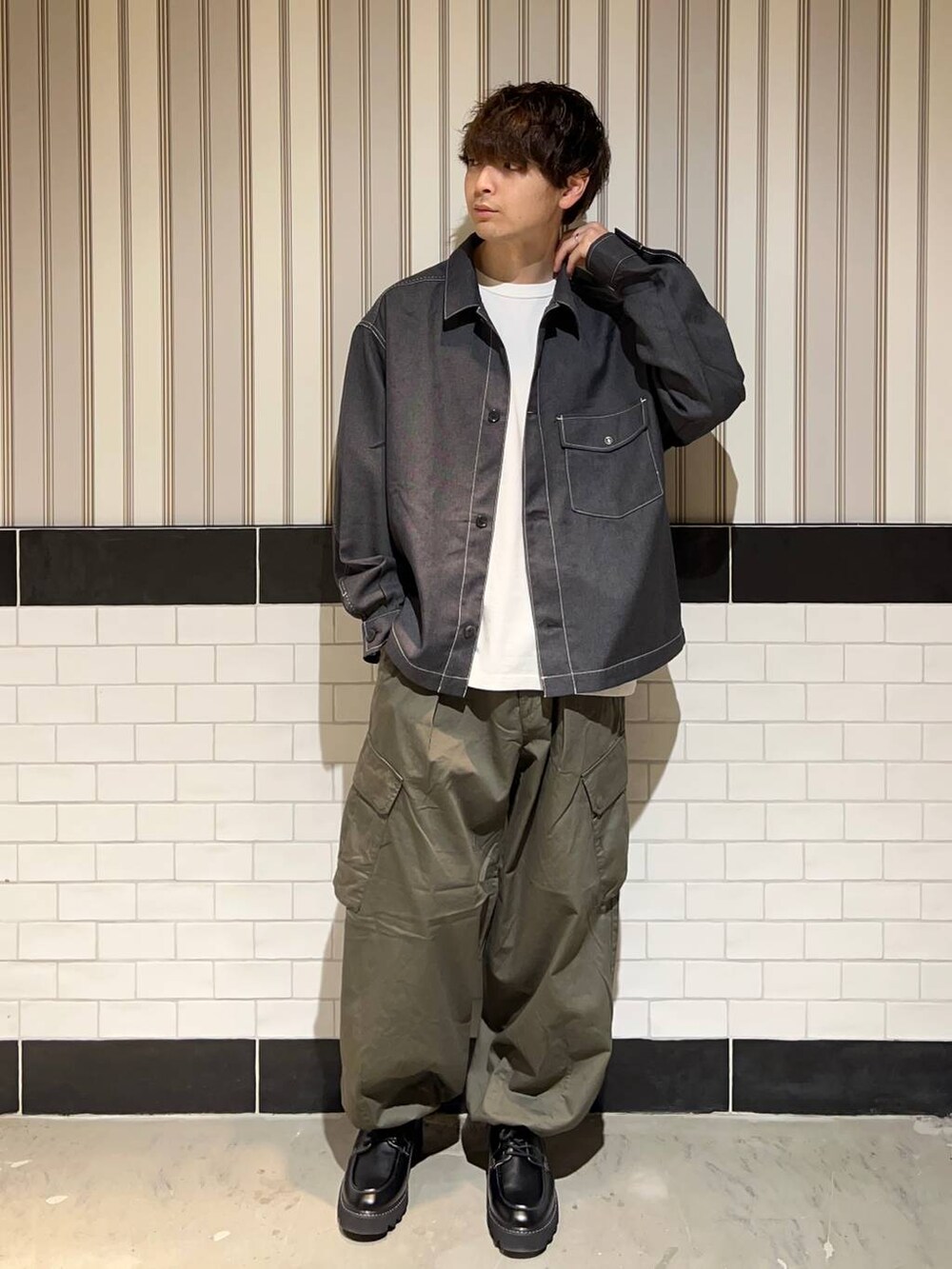 グリーン系のカーゴパンツ、グレー系のブルゾン、ホワイト系のTシャツ/カットソーを着用したメンズの秋コーディネートの6枚目の写真