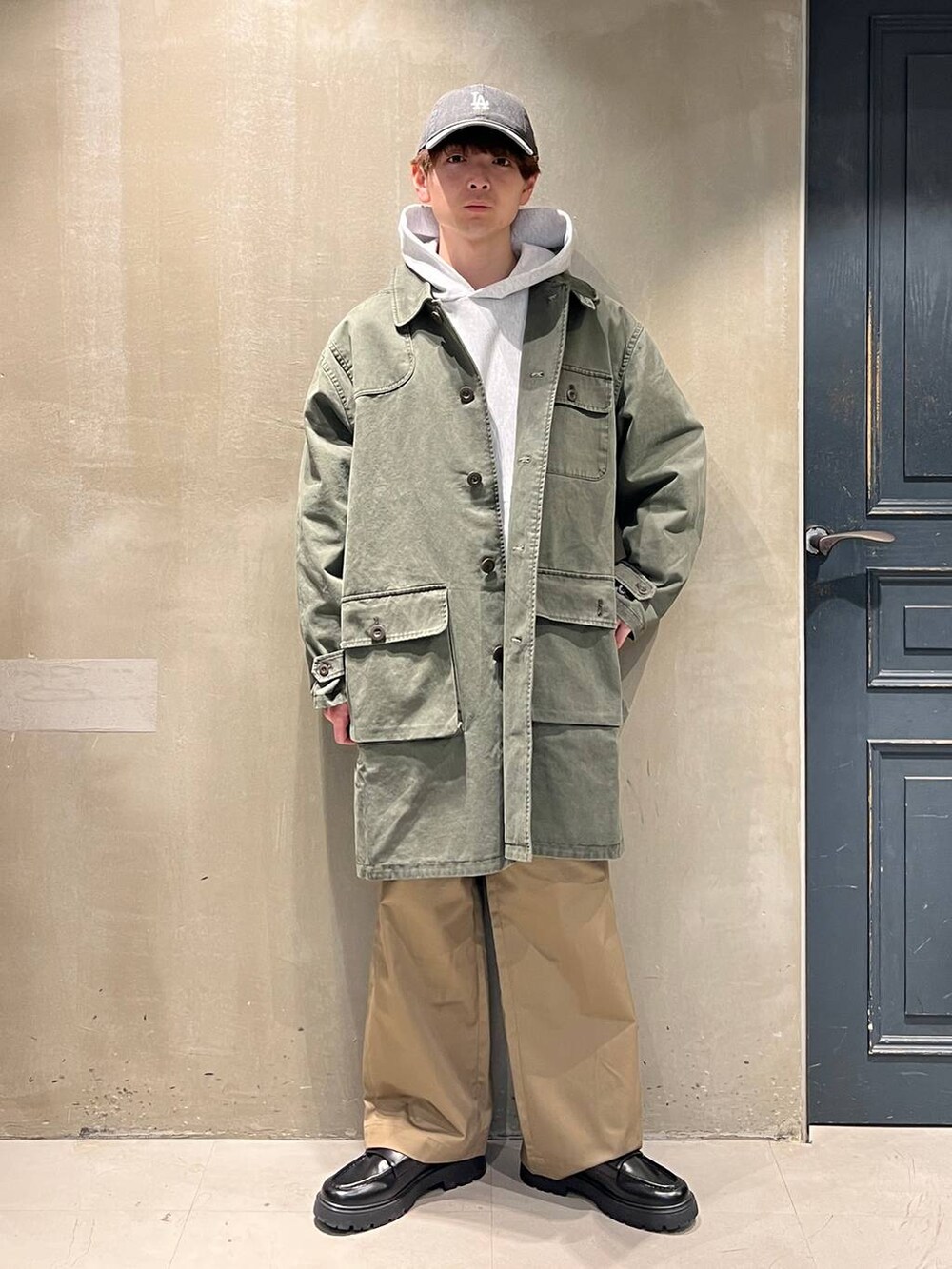 ベージュ系のチノパンツ、ブラック系のドレスシューズ、グレー系のスウェットを着用したメンズの冬コーディネートの4枚目の写真