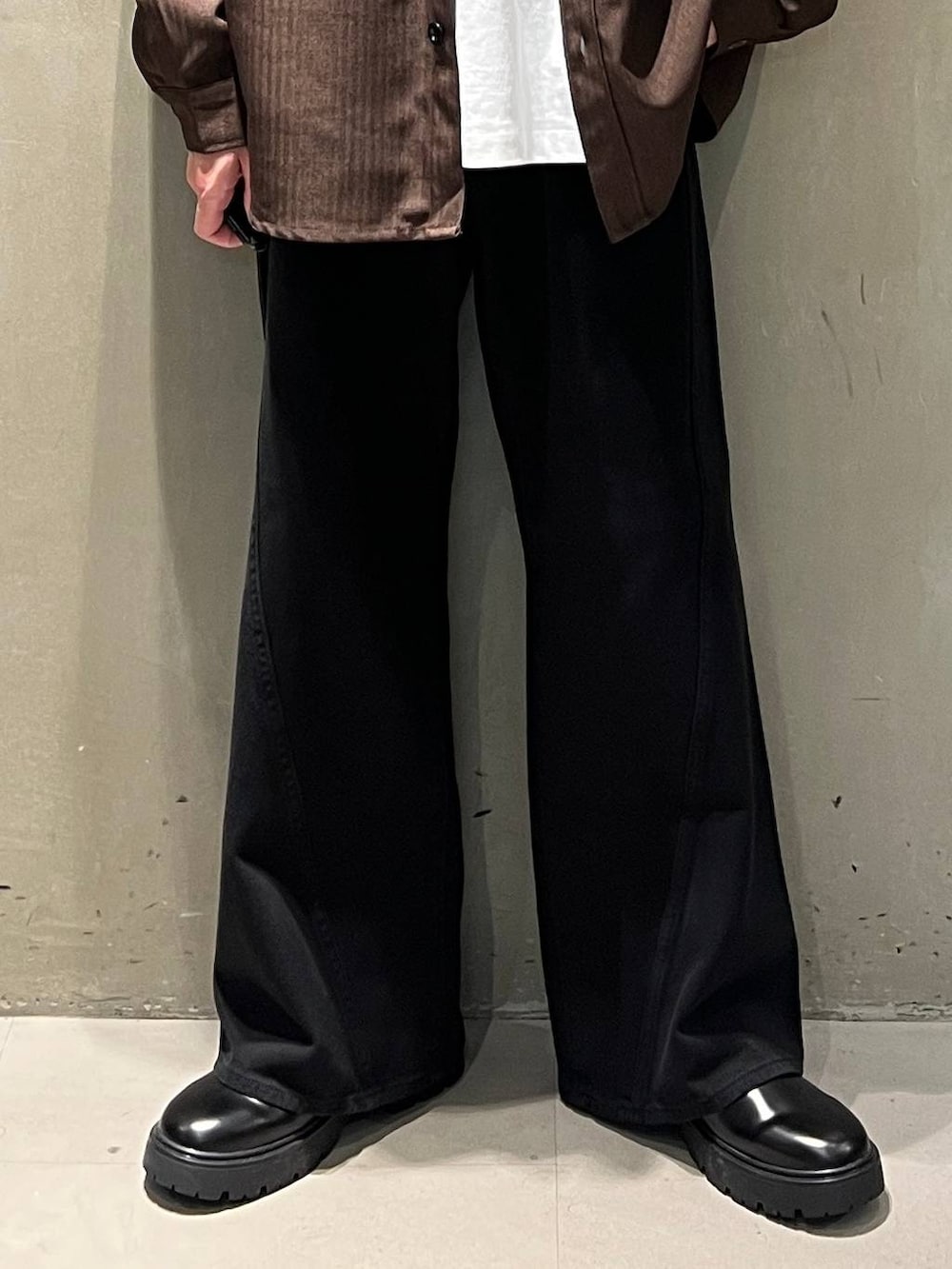 ブラウン系のブルゾン、その他のドレスシューズ、ブラック系のデニムパンツを着用したメンズの秋コーディネートの3枚目の写真