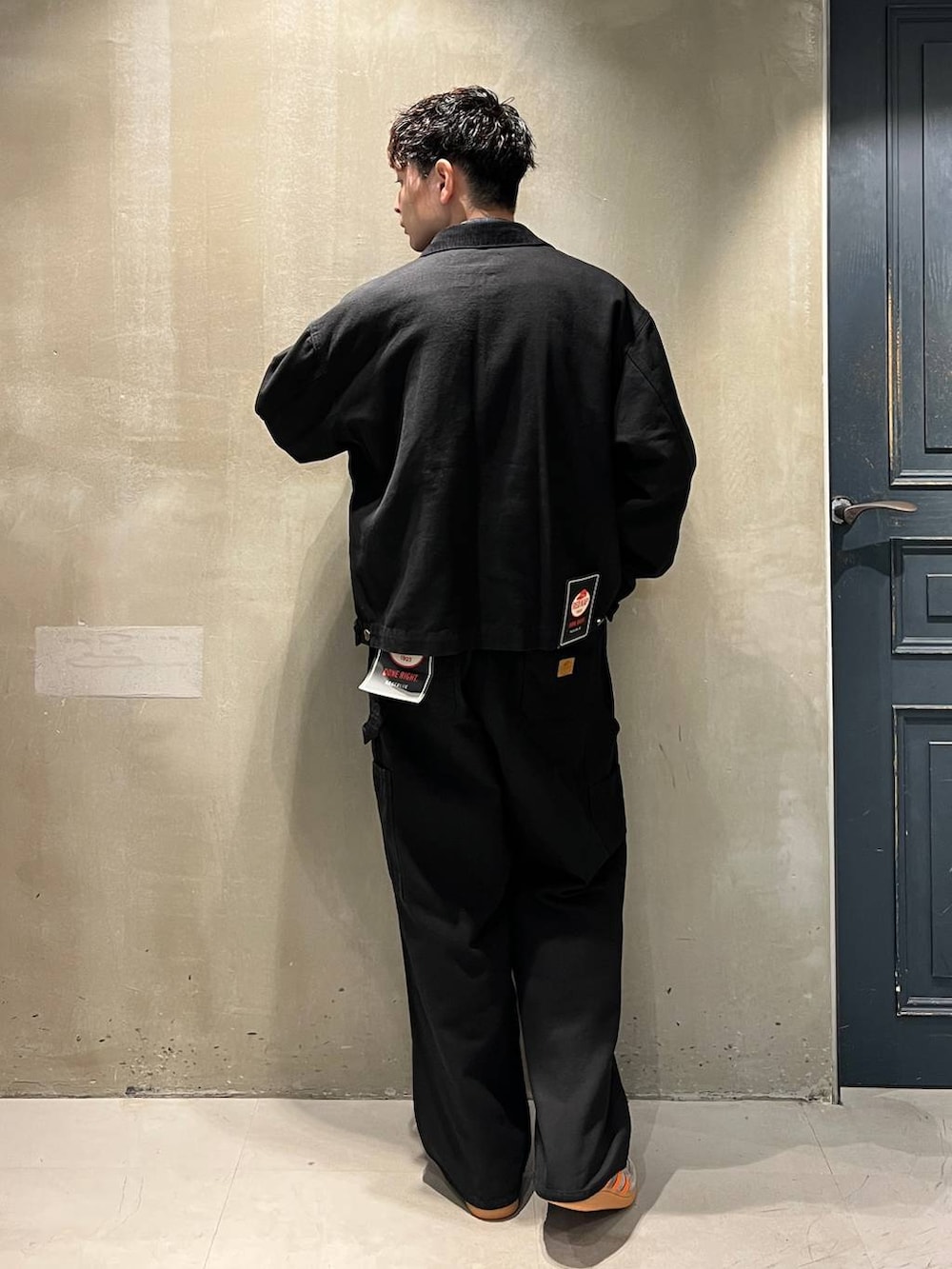 ブルー系のシャツ/ブラウス、ブラック系のブルゾン、ブラック系のチノパンツを着用したメンズの秋コーディネートの7枚目の写真