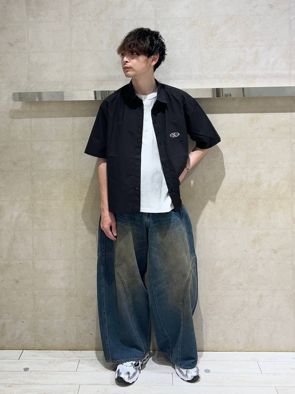 ブラック系のシャツ/ブラウス、ブルー系のデニムパンツ、ホワイト系のTシャツ/カットソーを着用したメンズの夏コーディネートの2枚目の写真