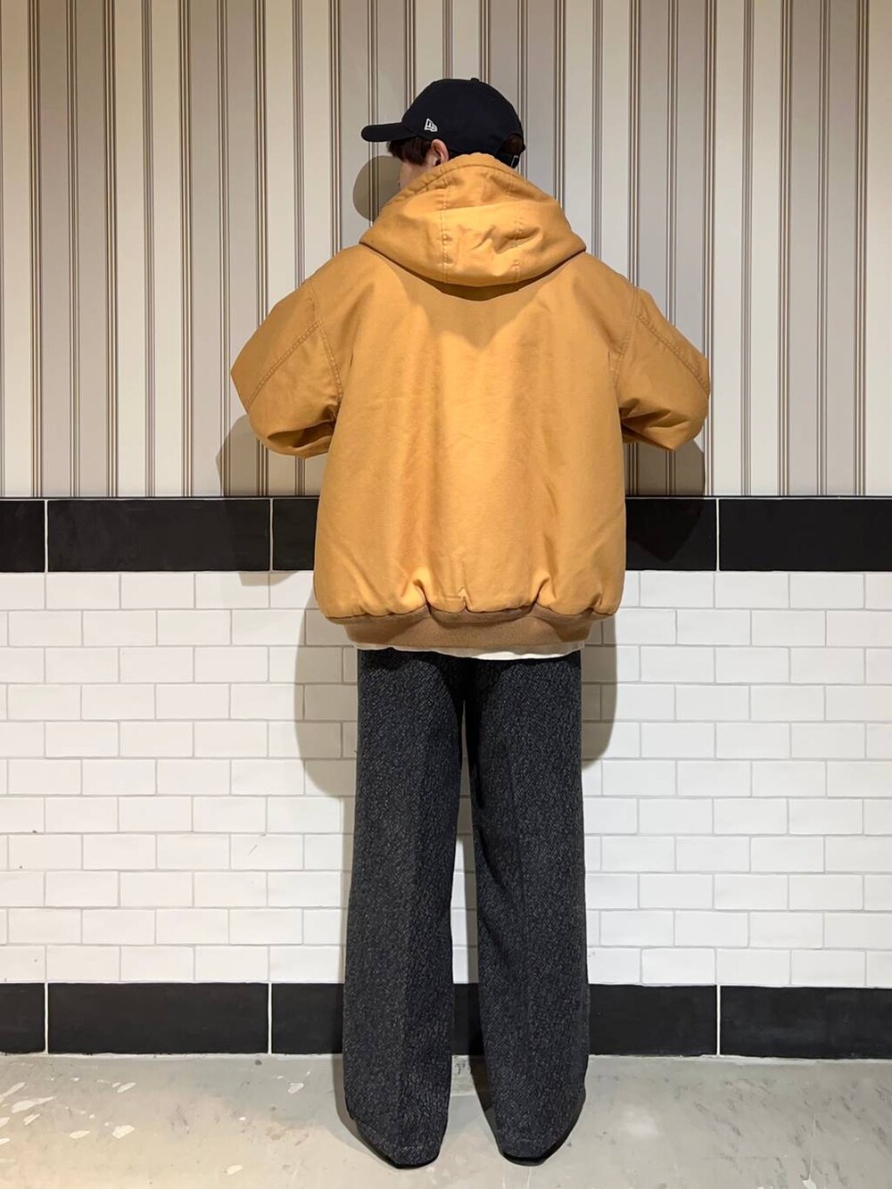 ブラウン系のブルゾン、ブラック系のドレスシューズ、グレー系のスラックスを着用したメンズの秋コーディネートの7枚目の写真