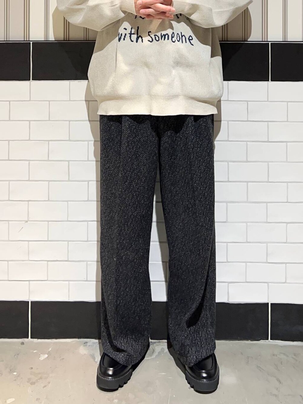 ブラウン系のブルゾン、ブラック系のドレスシューズ、グレー系のスラックスを着用したメンズの秋コーディネートの3枚目の写真