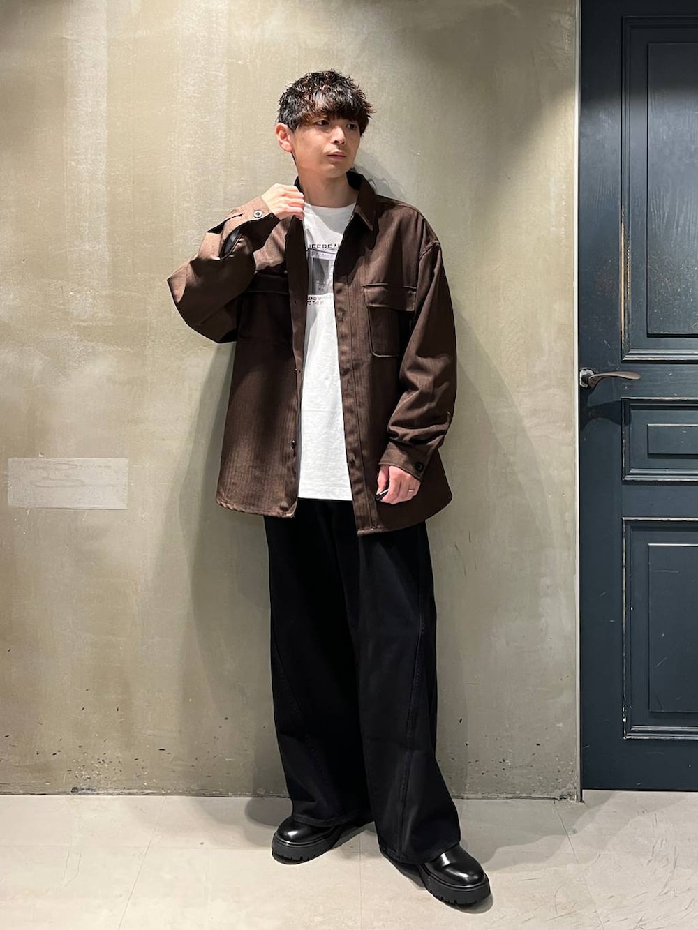 ブラウン系のブルゾン、その他のドレスシューズ、ブラック系のデニムパンツを着用したメンズの秋コーディネートの4枚目の写真