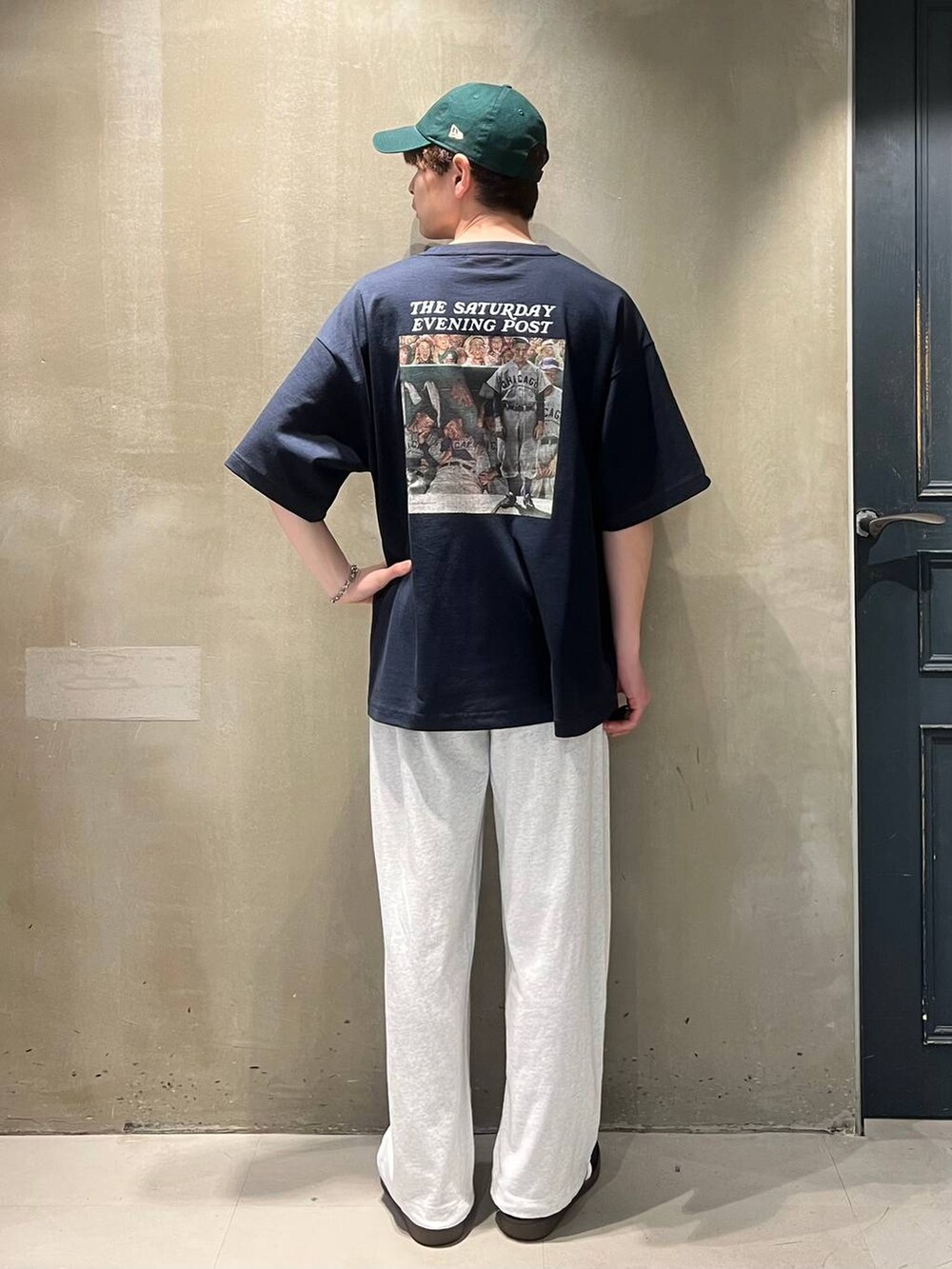 「カジュアル、カジュアルコーデ、アウトドア、Tシャツ、スウェット、スウェットパンツ、キャップ、夏コーデ、RAGEBLUE」｜「adidasの【adidas/アディダス】SPEZIAL/スペツィアル/スニーカー（スニーカー、ブラック系）」を使った、nr1218さん（メンズ・167cm）の春コーディネートの6枚目の写真