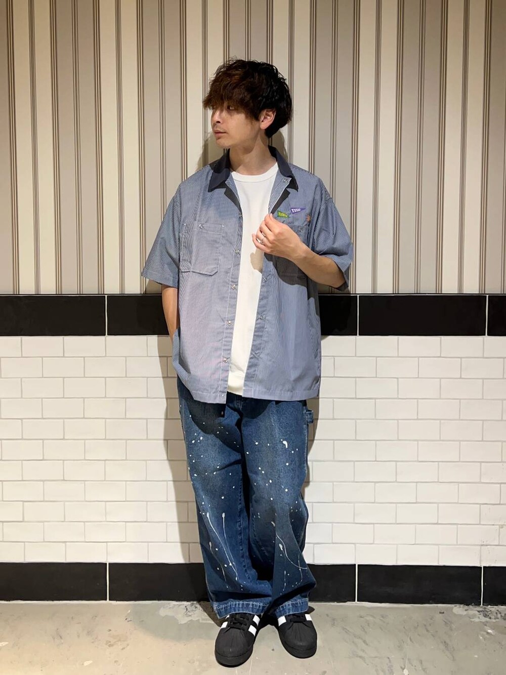 ブルー系のシャツ/ブラウス、ホワイト系のTシャツ/カットソー、ブルー系のデニムパンツを着用したメンズの夏コーディネートの6枚目の写真