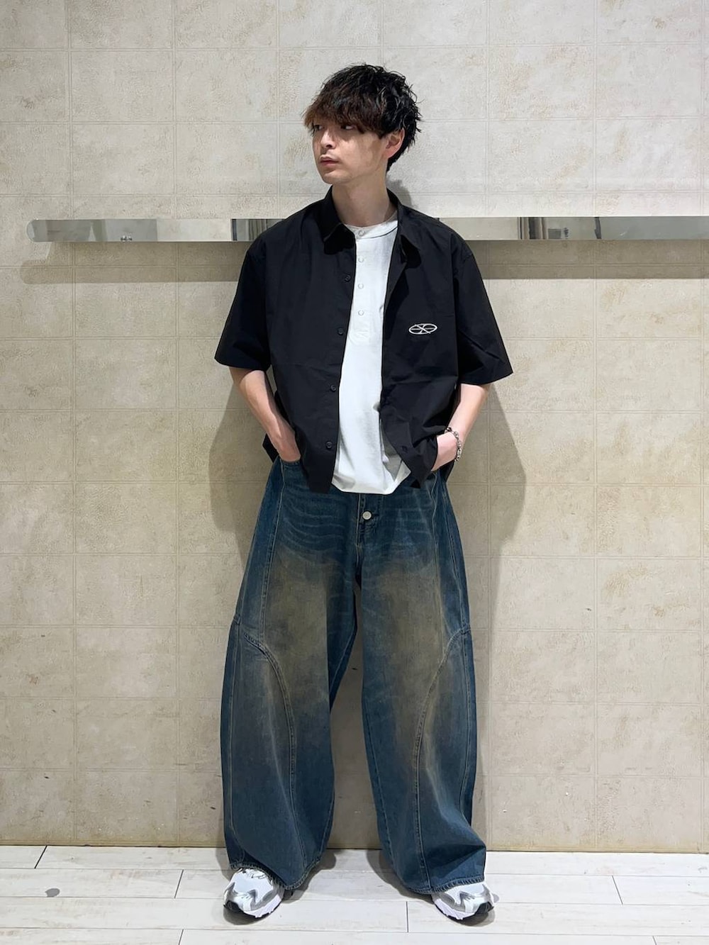 ブラック系のシャツ/ブラウス、ブルー系のデニムパンツ、ホワイト系のTシャツ/カットソーを着用したメンズの夏コーディネートの4枚目の写真