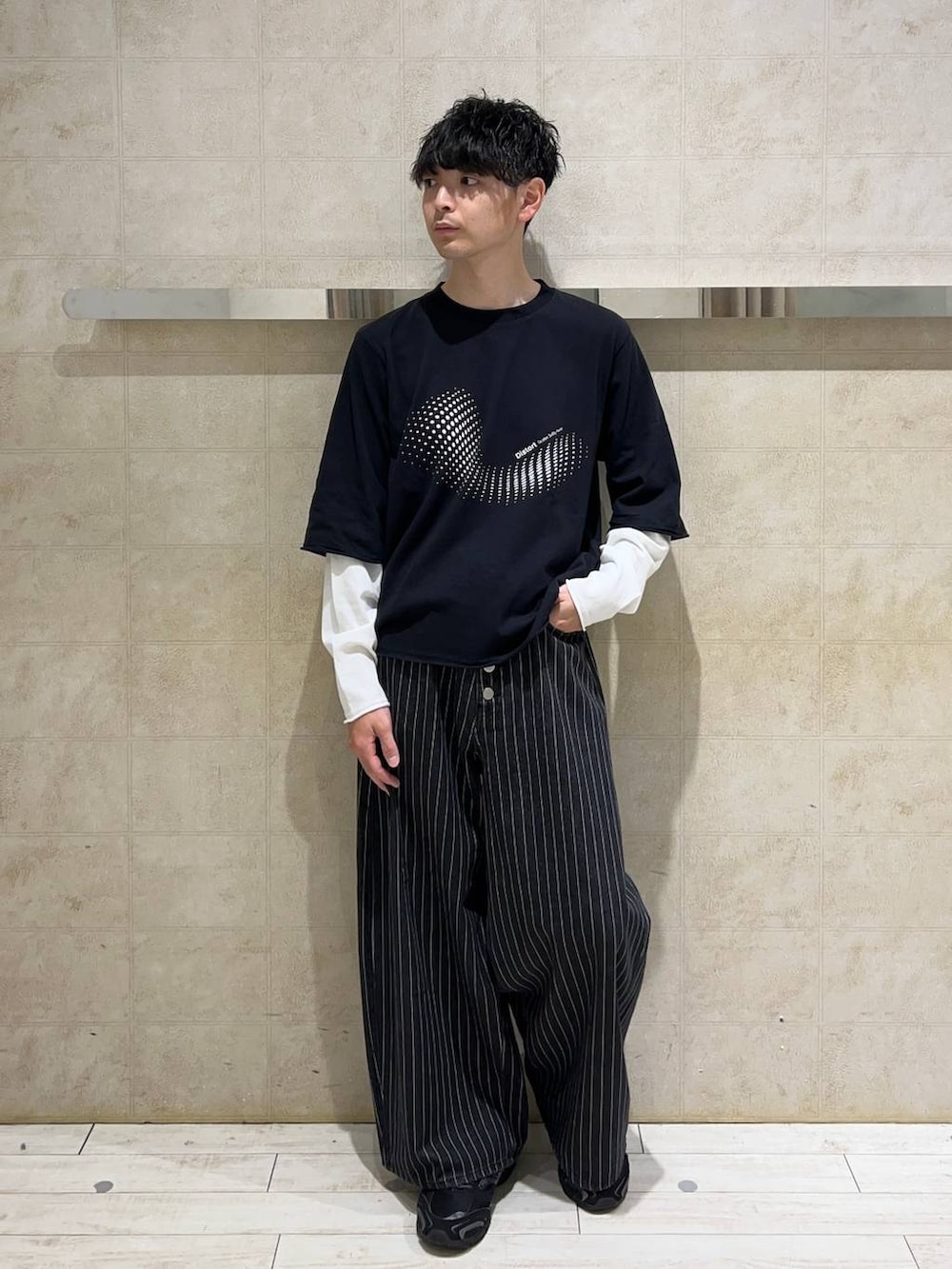 ブラック系のデニムパンツ、ブラック系のTシャツ/カットソーを着用したメンズの夏コーディネートの4枚目の写真