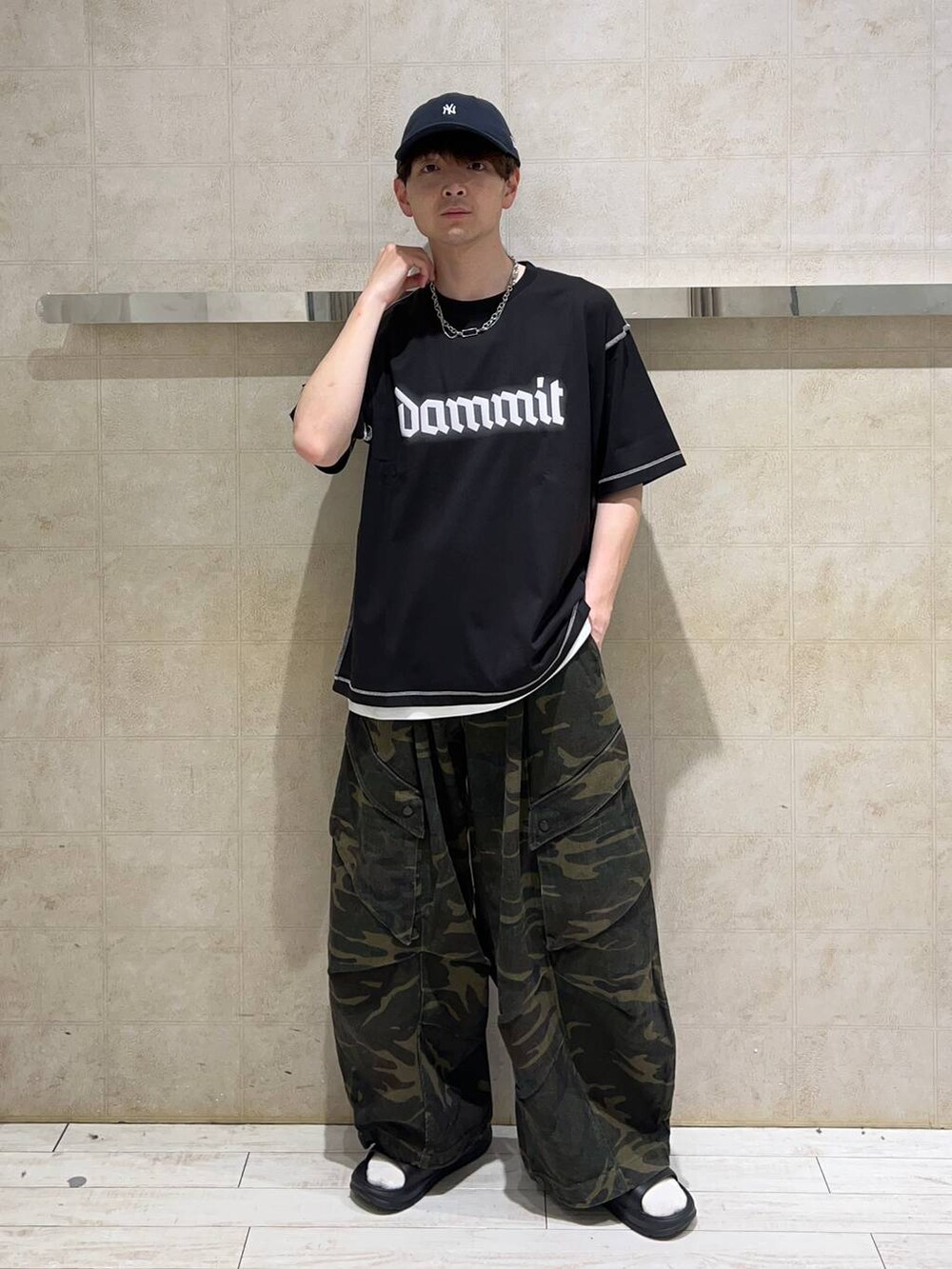 ブラック系のサンダル、ブラック系のTシャツ/カットソー、ブルー系のキャップを着用したメンズの夏コーディネートの2枚目の写真