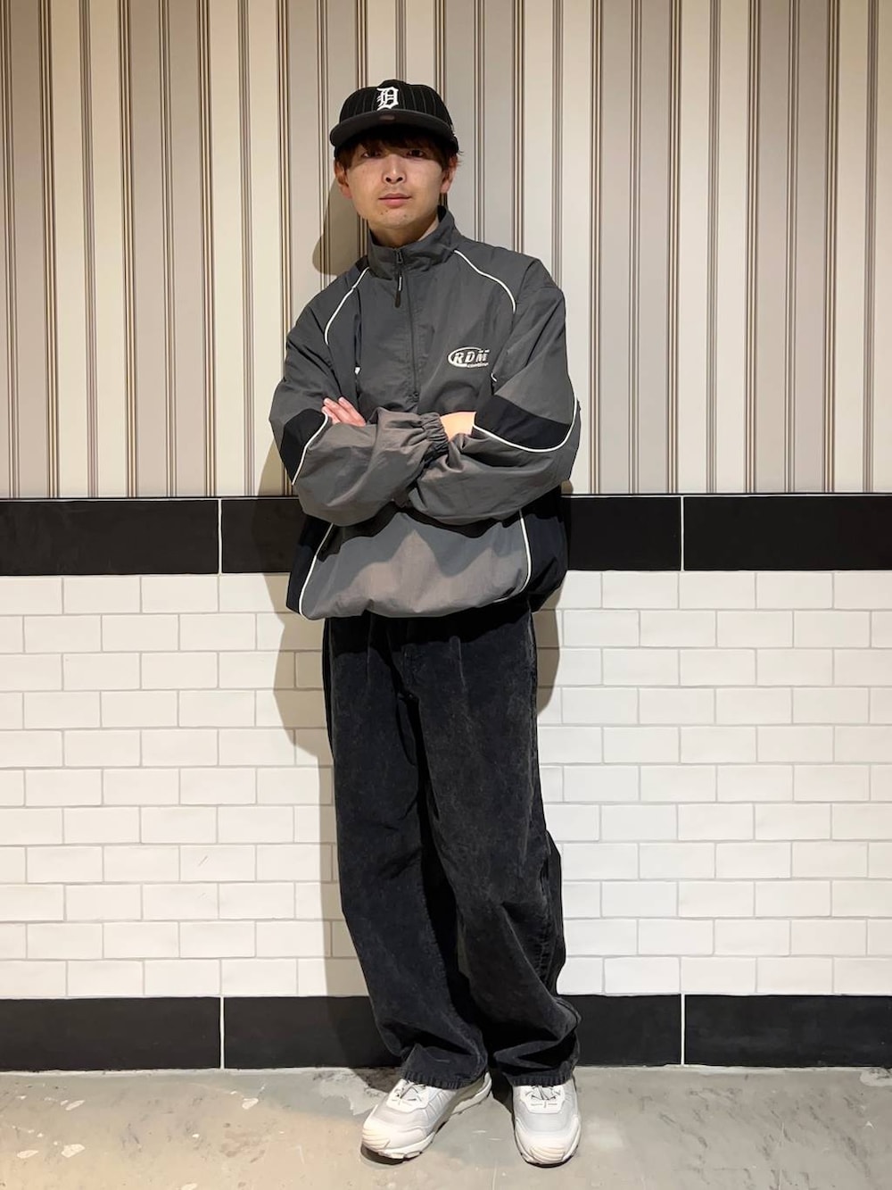 グレー系のスニーカー、グレー系のスウェット、ブラック系のキャップを着用したメンズの秋コーディネートの7枚目の写真