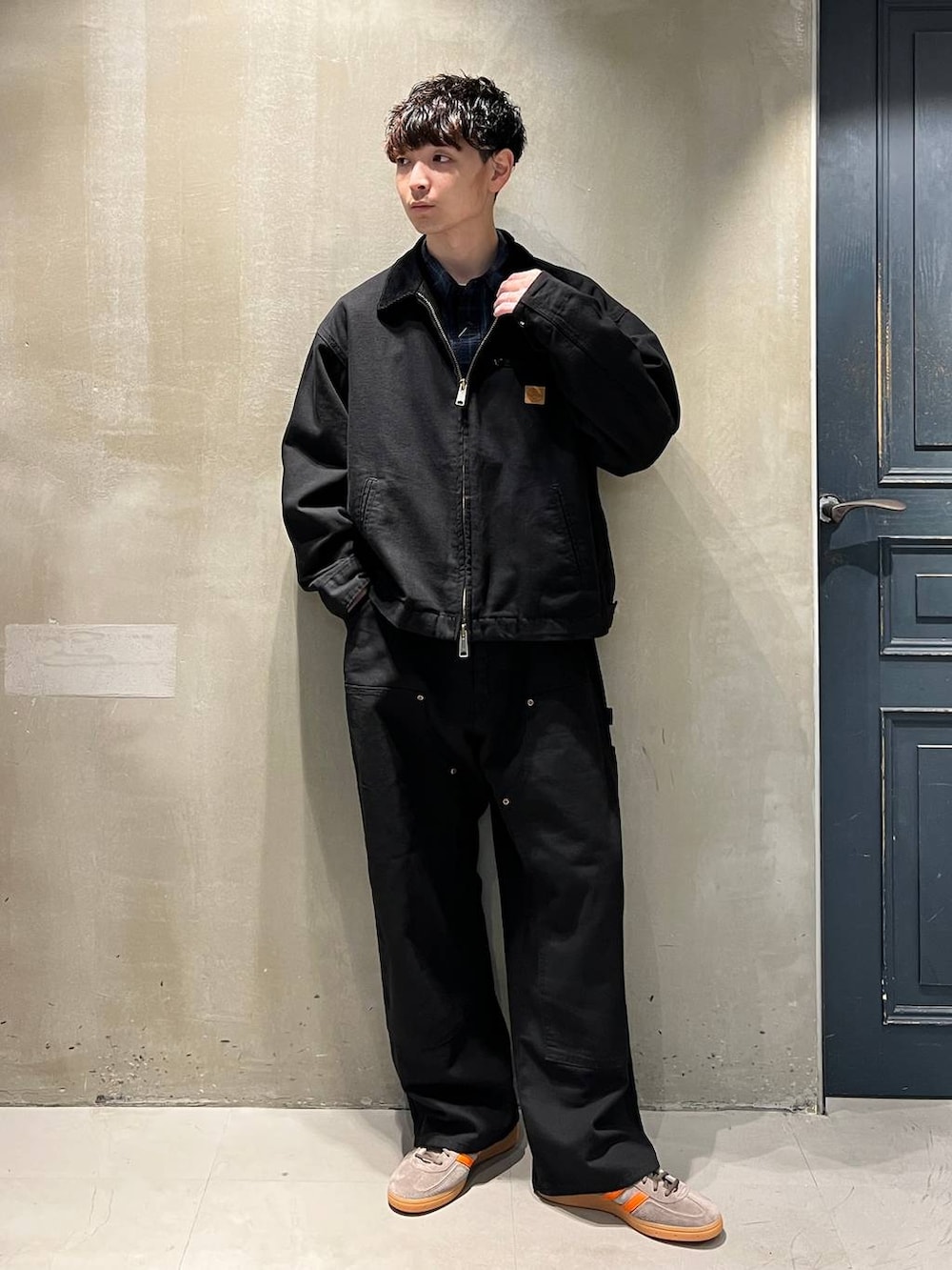 ブルー系のシャツ/ブラウス、ブラック系のブルゾン、ブラック系のチノパンツを着用したメンズの秋コーディネートの2枚目の写真