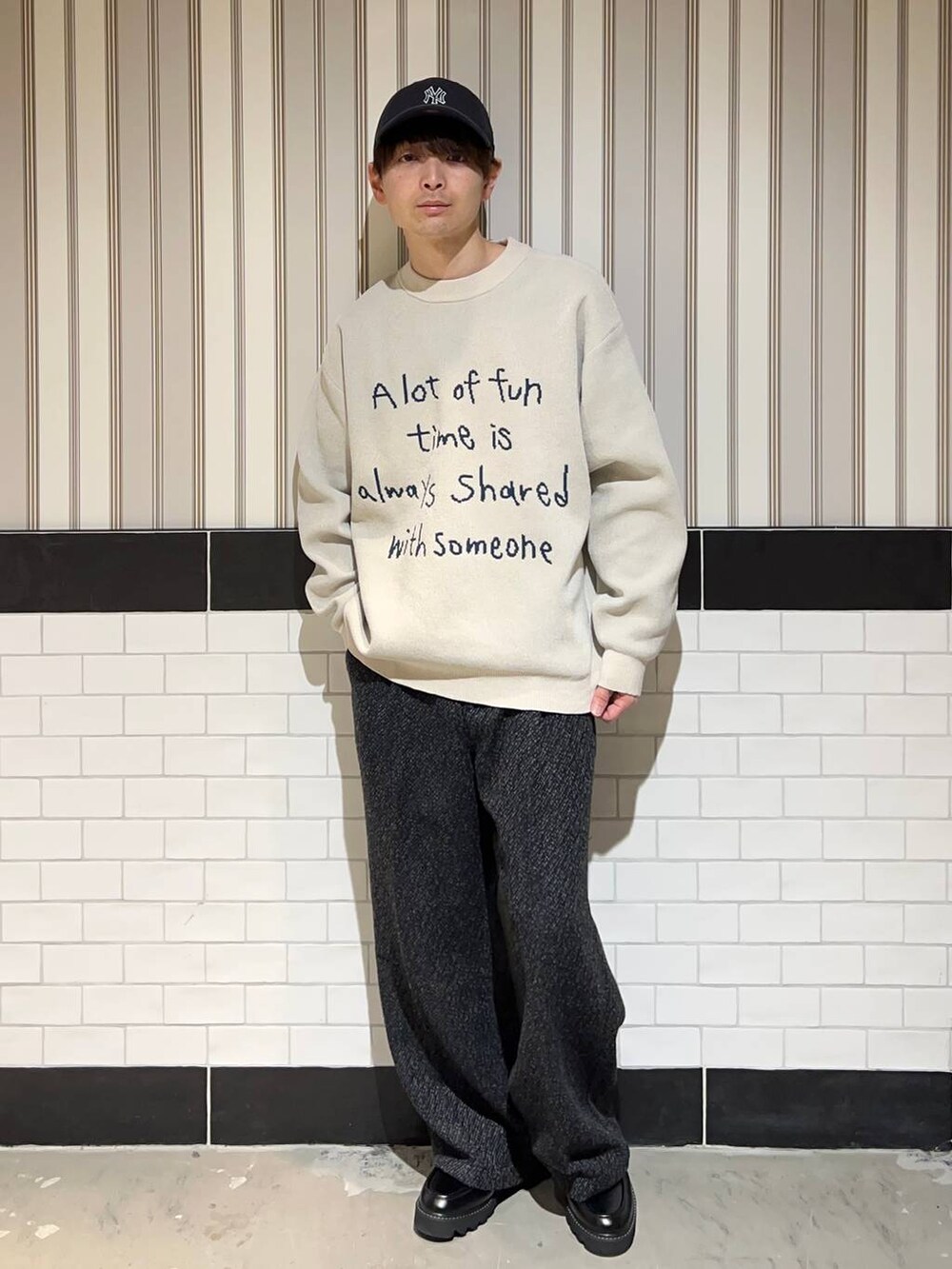 ブラウン系のブルゾン、ブラック系のドレスシューズ、グレー系のスラックスを着用したメンズの秋コーディネートの8枚目の写真