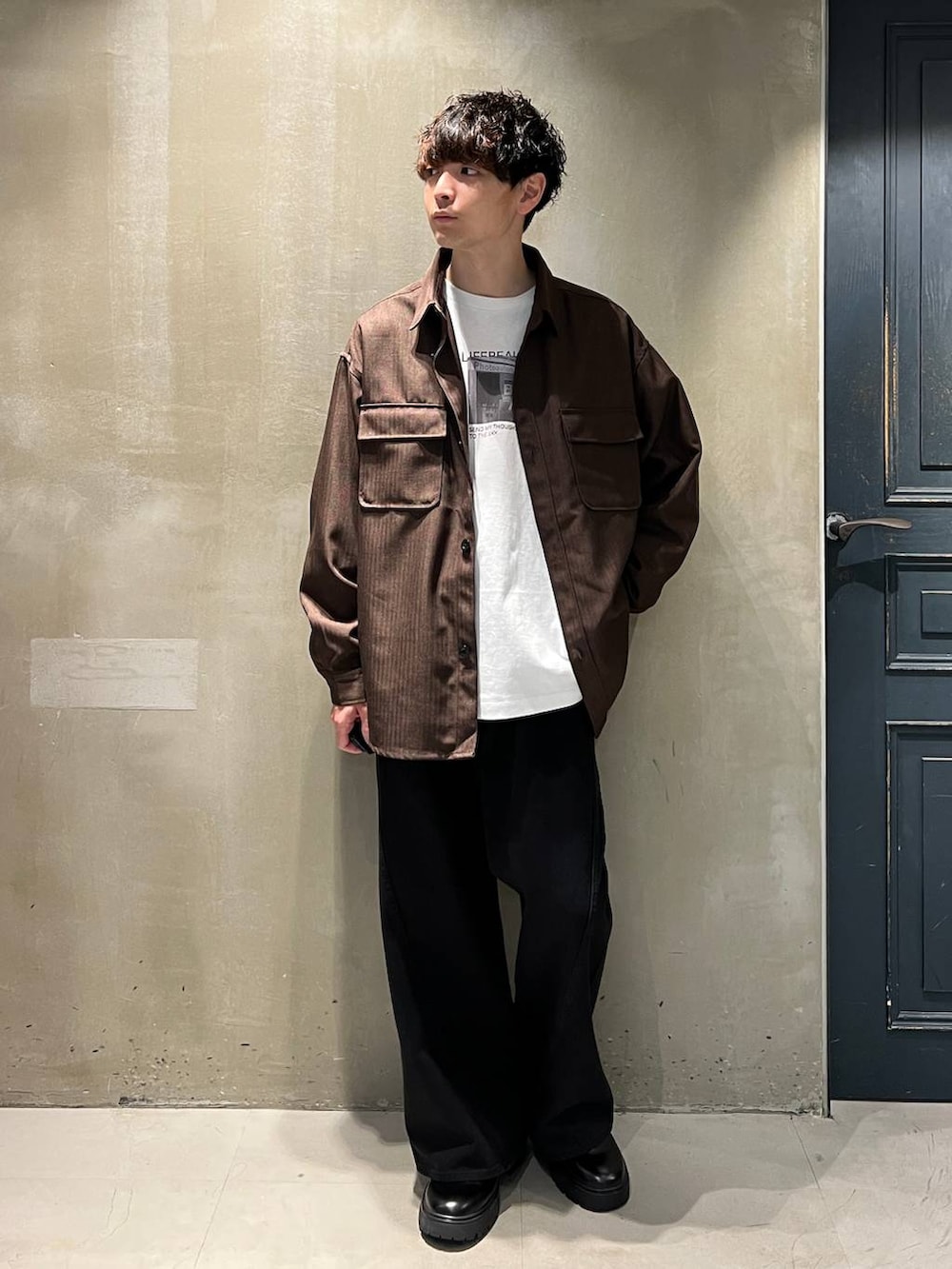 ブラウン系のブルゾン、その他のドレスシューズ、ブラック系のデニムパンツを着用したメンズの秋コーディネートの5枚目の写真