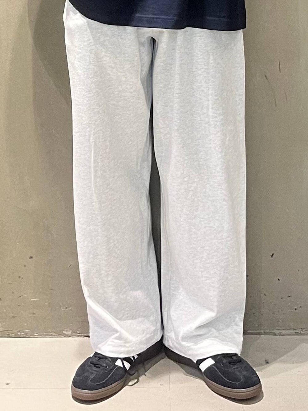 「カジュアル、カジュアルコーデ、アウトドア、Tシャツ、スウェット、スウェットパンツ、キャップ、夏コーデ、RAGEBLUE」｜「adidasの【adidas/アディダス】SPEZIAL/スペツィアル/スニーカー（スニーカー、ブラック系）」を使った、nr1218さん（メンズ・167cm）の春コーディネートの3枚目の写真