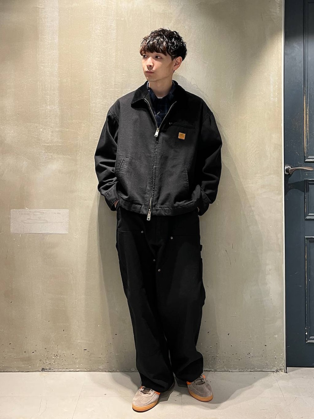 ブルー系のシャツ/ブラウス、ブラック系のブルゾン、ブラック系のチノパンツを着用したメンズの秋コーディネートの5枚目の写真