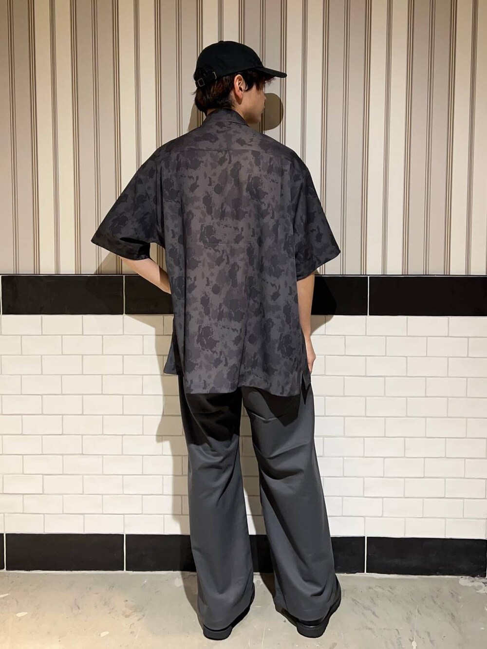 ブラック系のドレスシューズ、グレー系のスラックス、ホワイト系のTシャツ/カットソーを着用したメンズの夏コーディネートの4枚目の写真