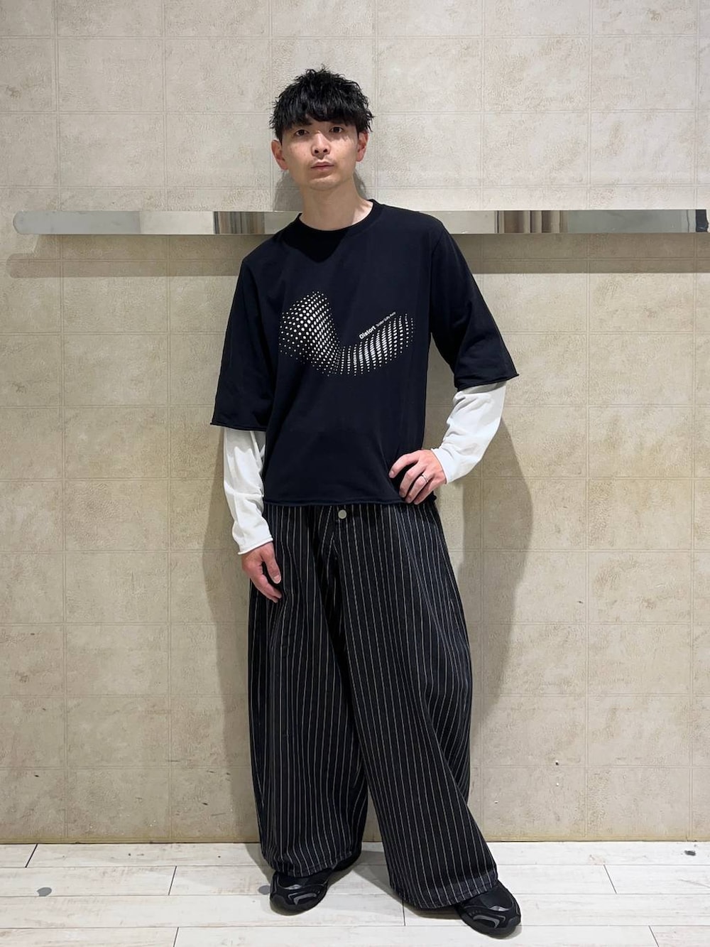 ブラック系のデニムパンツ、ブラック系のTシャツ/カットソーを着用したメンズの夏コーディネートの2枚目の写真