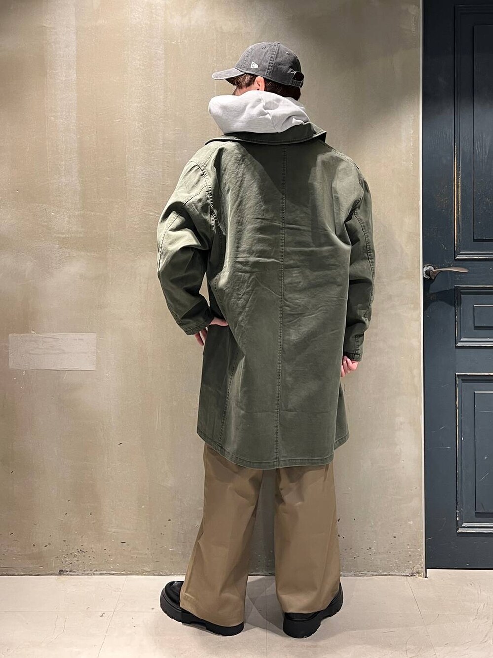 ベージュ系のチノパンツ、ブラック系のドレスシューズ、グレー系のスウェットを着用したメンズの冬コーディネートの6枚目の写真
