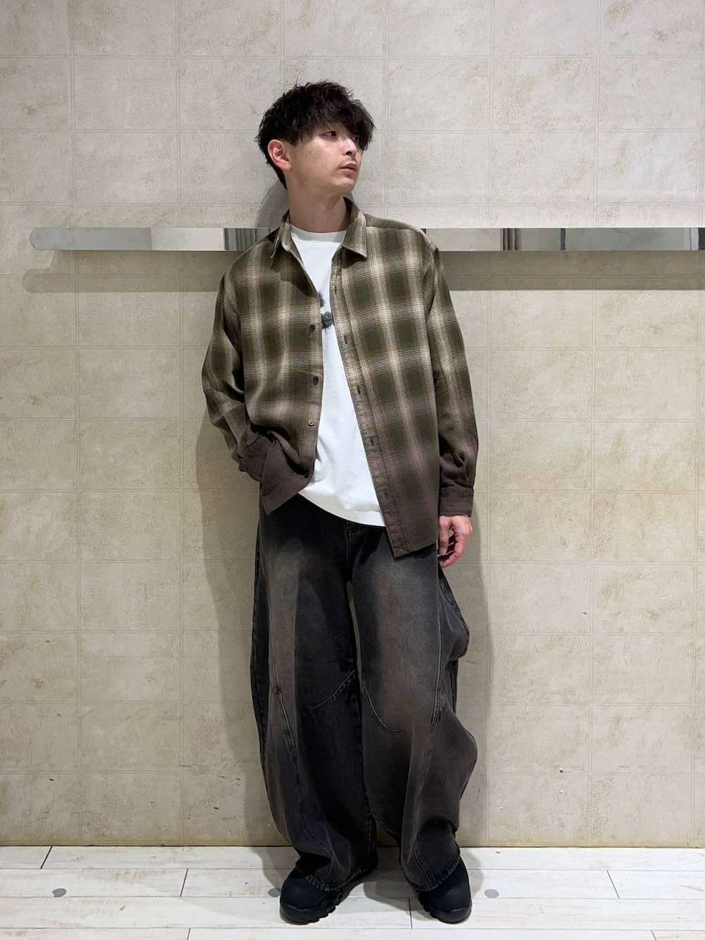 ホワイト系のTシャツ/カットソー、ブラック系のブーツ、イエロー系のシャツ/ブラウスを着用したメンズの秋コーディネートの5枚目の写真