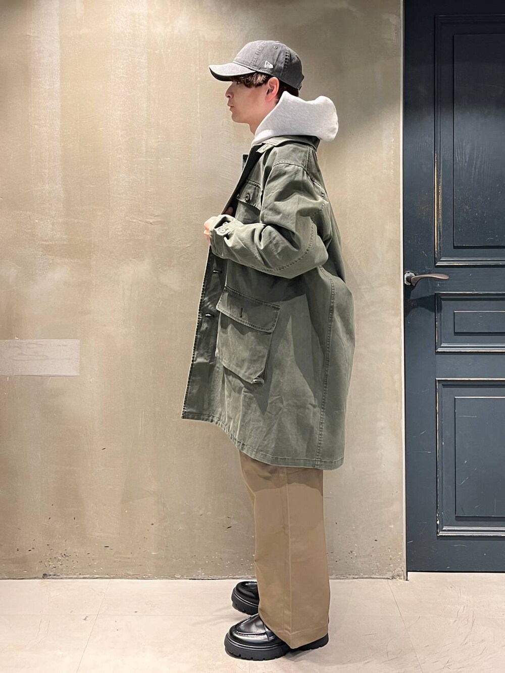 ベージュ系のチノパンツ、ブラック系のドレスシューズ、グレー系のスウェットを着用したメンズの冬コーディネートの5枚目の写真