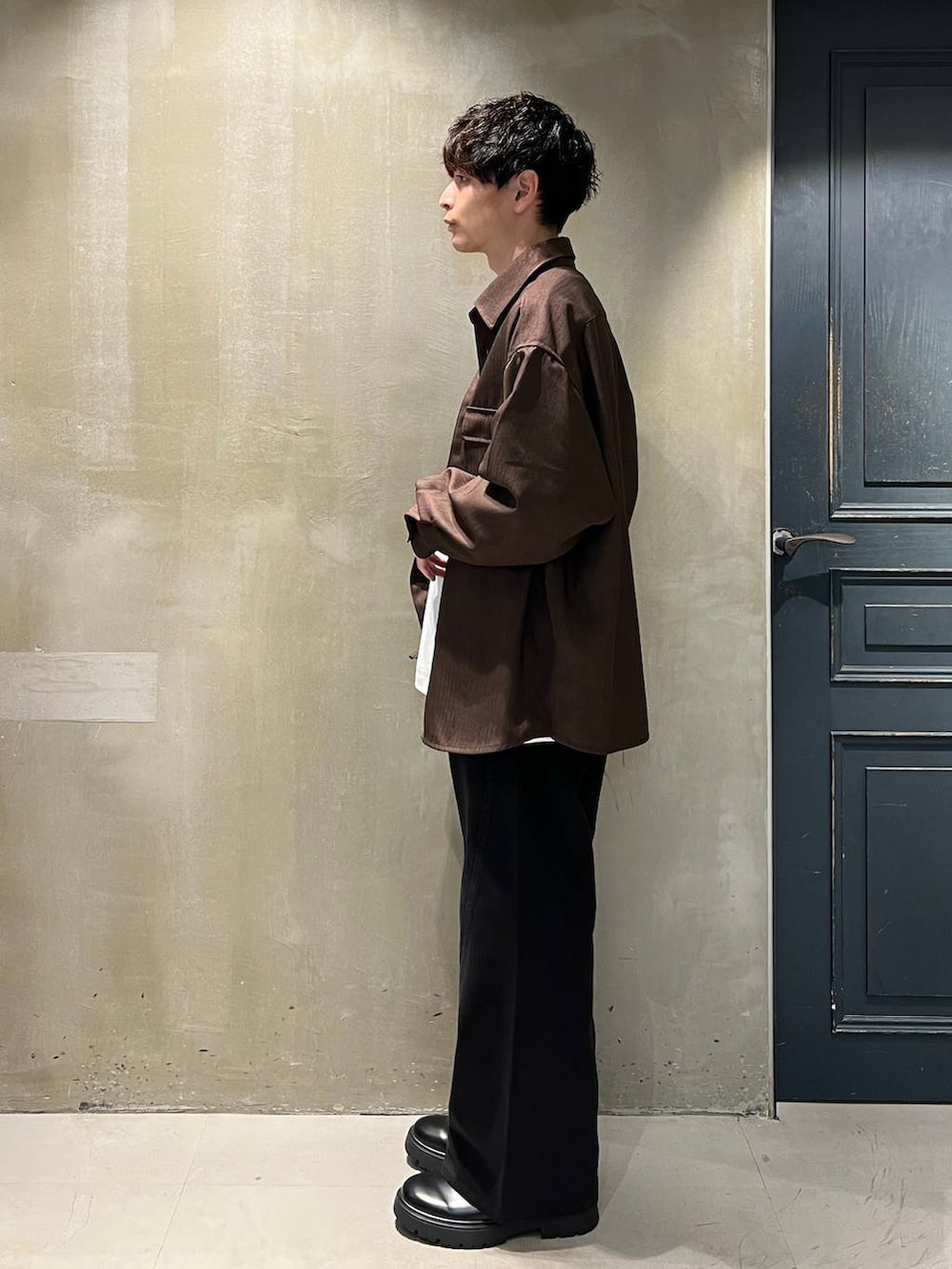 ブラウン系のブルゾン、その他のドレスシューズ、ブラック系のデニムパンツを着用したメンズの秋コーディネートの6枚目の写真