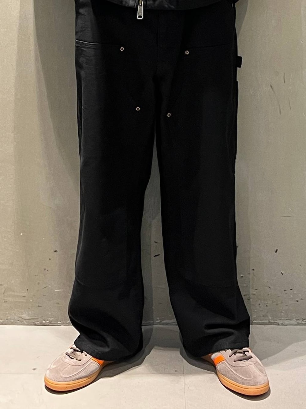 ブルー系のシャツ/ブラウス、ブラック系のブルゾン、ブラック系のチノパンツを着用したメンズの秋コーディネートの3枚目の写真