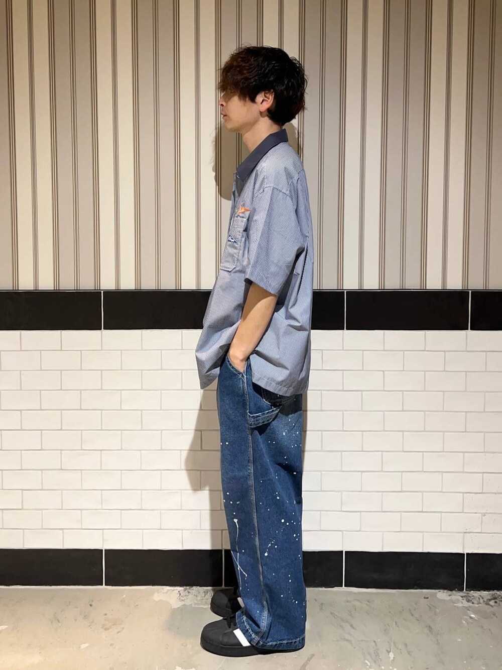 ブルー系のシャツ/ブラウス、ホワイト系のTシャツ/カットソー、ブルー系のデニムパンツを着用したメンズの夏コーディネートの3枚目の写真