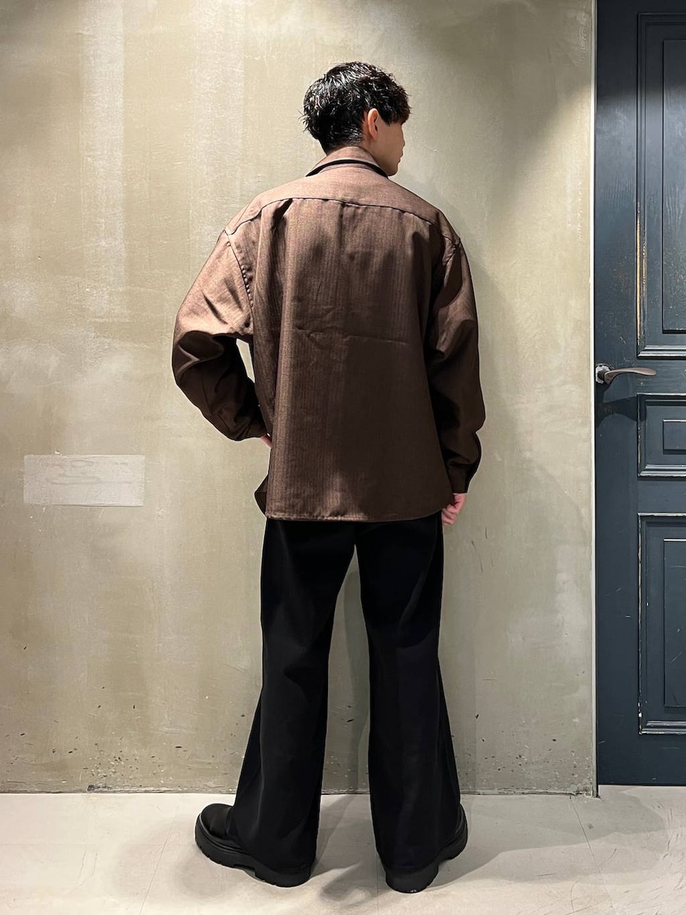 ブラウン系のブルゾン、その他のドレスシューズ、ブラック系のデニムパンツを着用したメンズの秋コーディネートの7枚目の写真