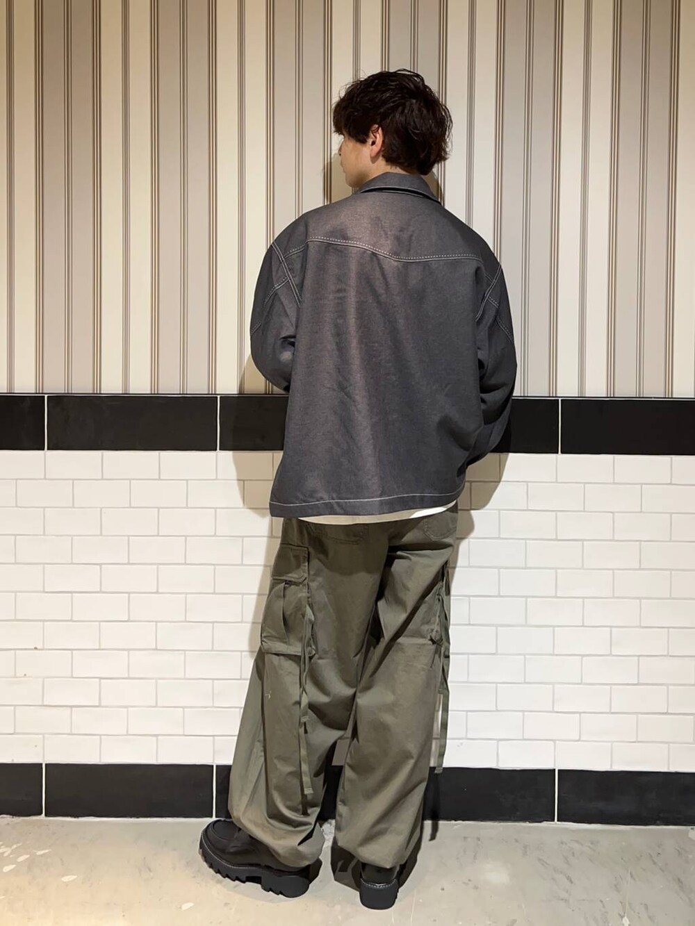 グリーン系のカーゴパンツ、グレー系のブルゾン、ホワイト系のTシャツ/カットソーを着用したメンズの秋コーディネートの5枚目の写真