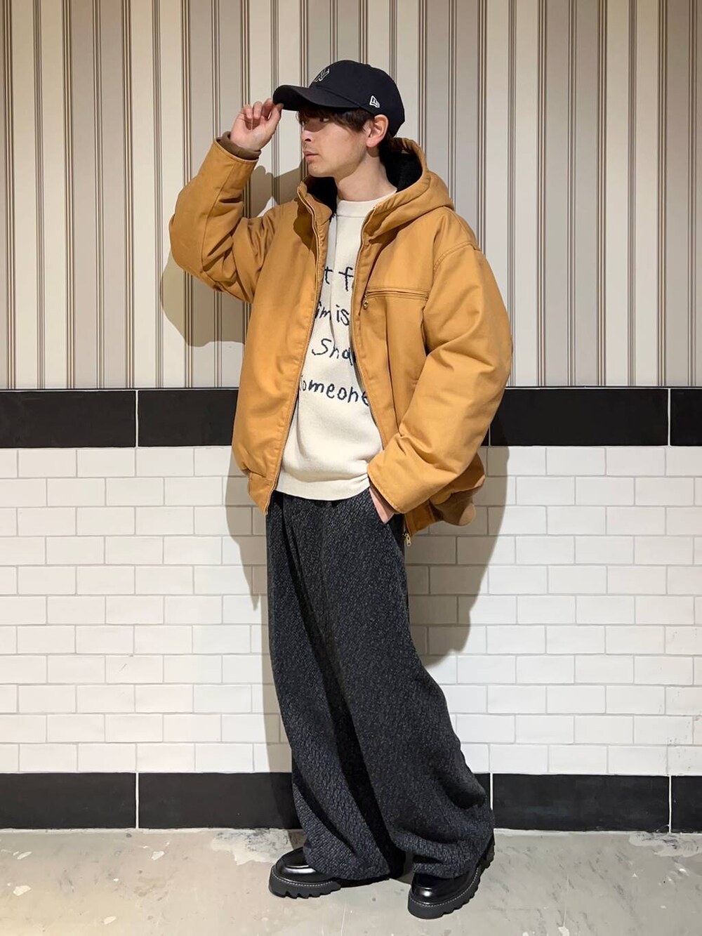 ブラウン系のブルゾン、ブラック系のドレスシューズ、グレー系のスラックスを着用したメンズの秋コーディネートの5枚目の写真