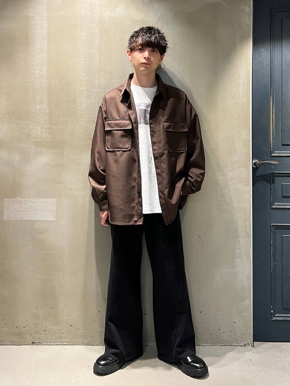 ブラウン系のブルゾン、その他のドレスシューズ、ブラック系のデニムパンツを着用したメンズの秋コーディネートの2枚目の写真