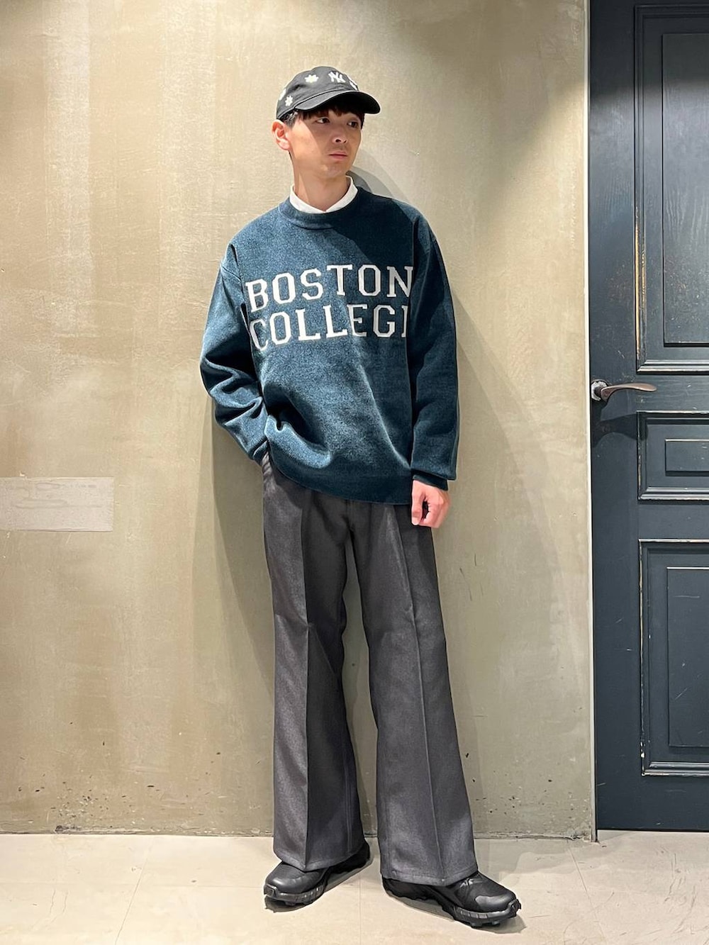 グリーン系のニット/セーター、グレー系のスラックス、ホワイト系のシャツ/ブラウスを着用したメンズの秋コーディネートの2枚目の写真