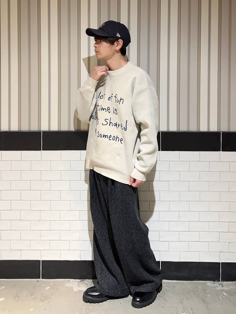 ブラウン系のブルゾン、ブラック系のドレスシューズ、グレー系のスラックスを着用したメンズの秋コーディネートの9枚目の写真