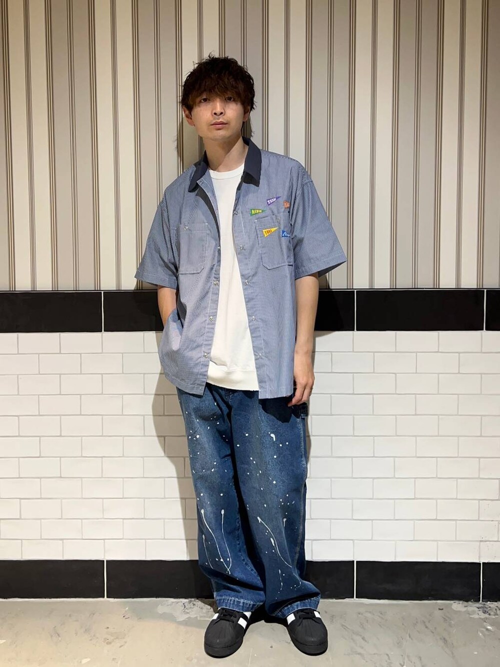 ブルー系のシャツ/ブラウス、ホワイト系のTシャツ/カットソー、ブルー系のデニムパンツを着用したメンズの夏コーディネートの2枚目の写真