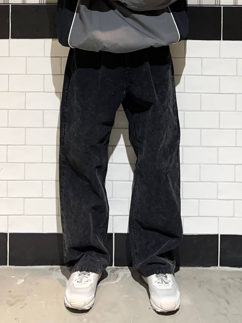 グレー系のスニーカー、グレー系のスウェット、ブラック系のキャップを着用したメンズの秋コーディネートの3枚目の写真