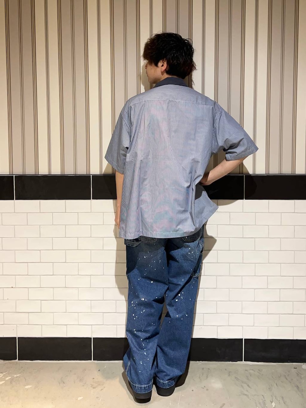 ブルー系のシャツ/ブラウス、ホワイト系のTシャツ/カットソー、ブルー系のデニムパンツを着用したメンズの夏コーディネートの5枚目の写真