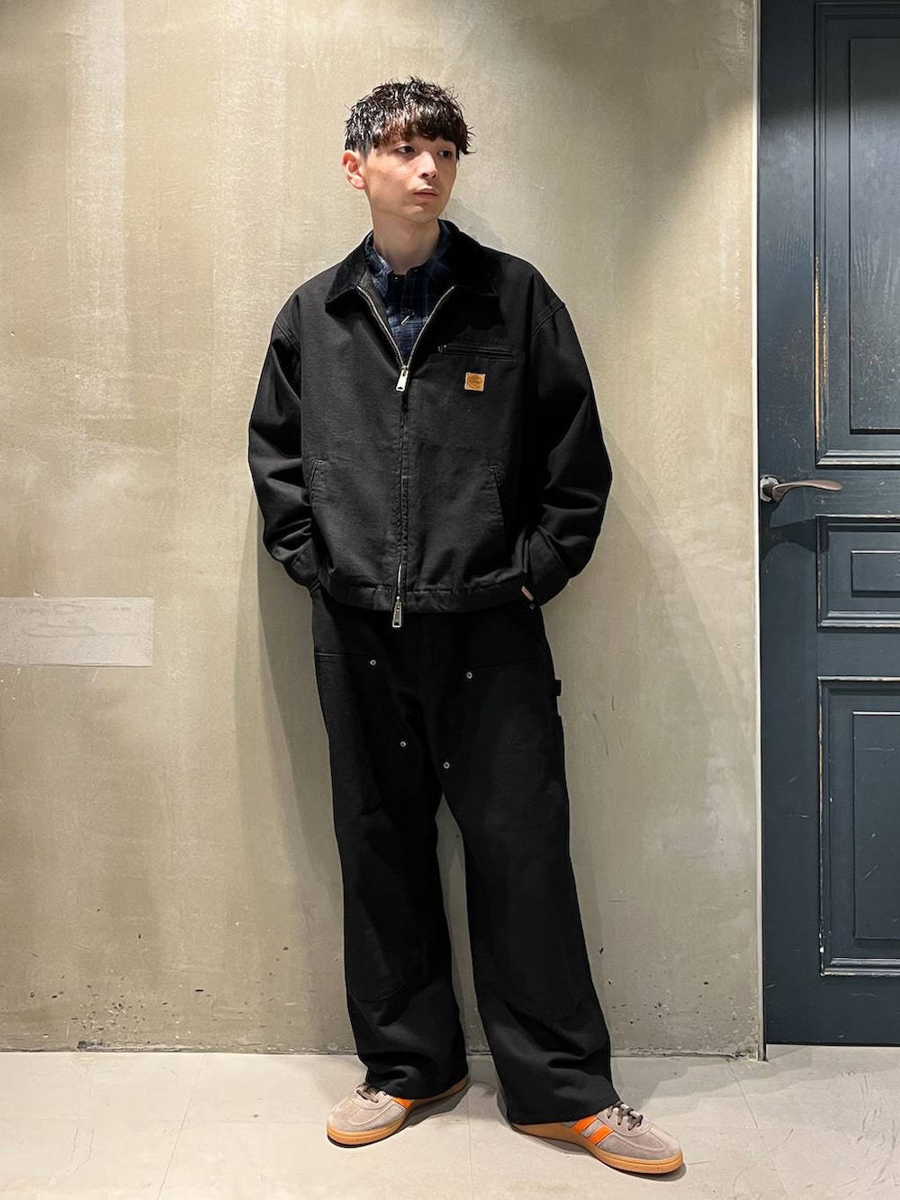 ブルー系のシャツ/ブラウス、ブラック系のブルゾン、ブラック系のチノパンツを着用したメンズの秋コーディネートの4枚目の写真