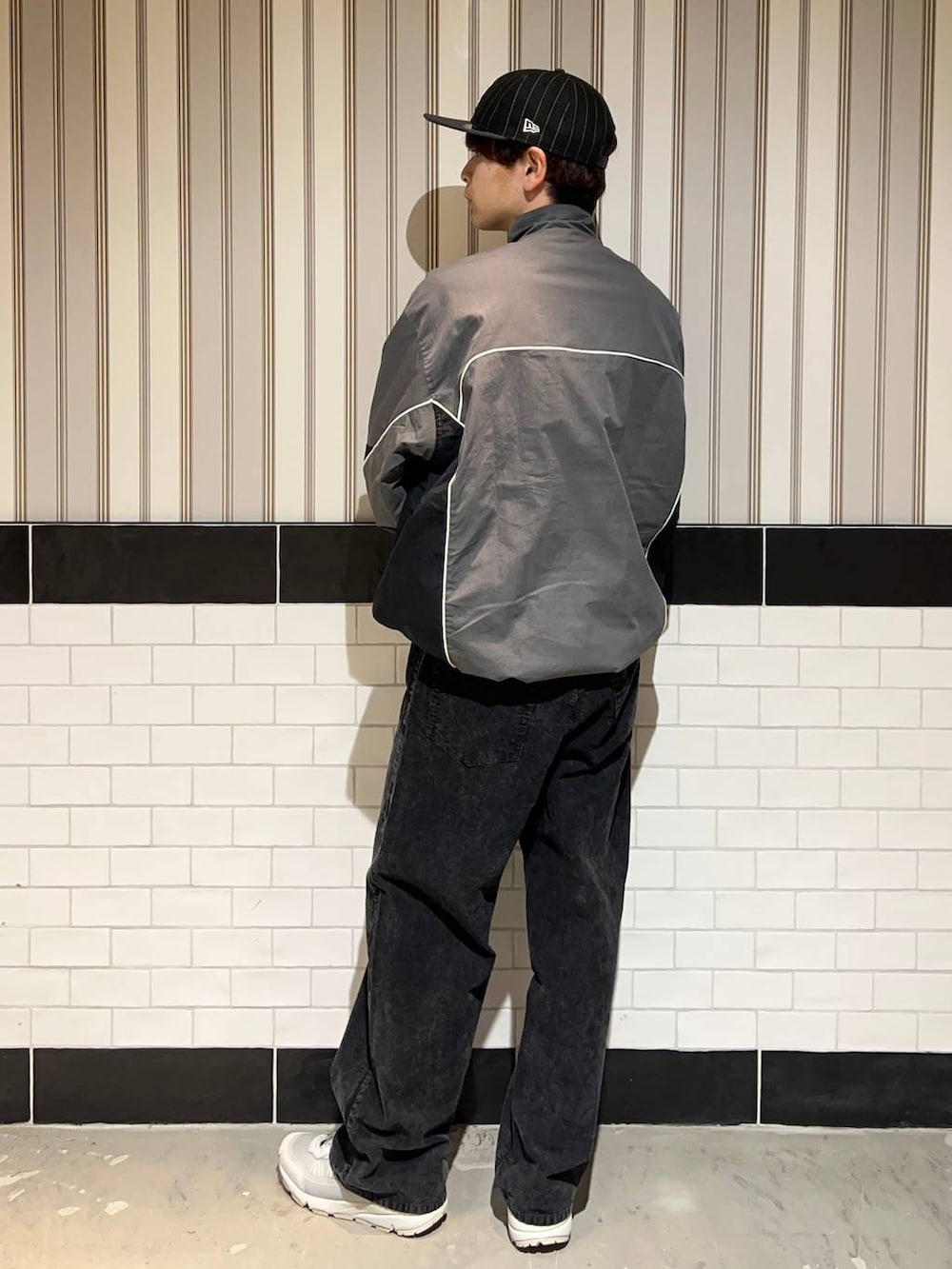 グレー系のスニーカー、グレー系のスウェット、ブラック系のキャップを着用したメンズの秋コーディネートの6枚目の写真