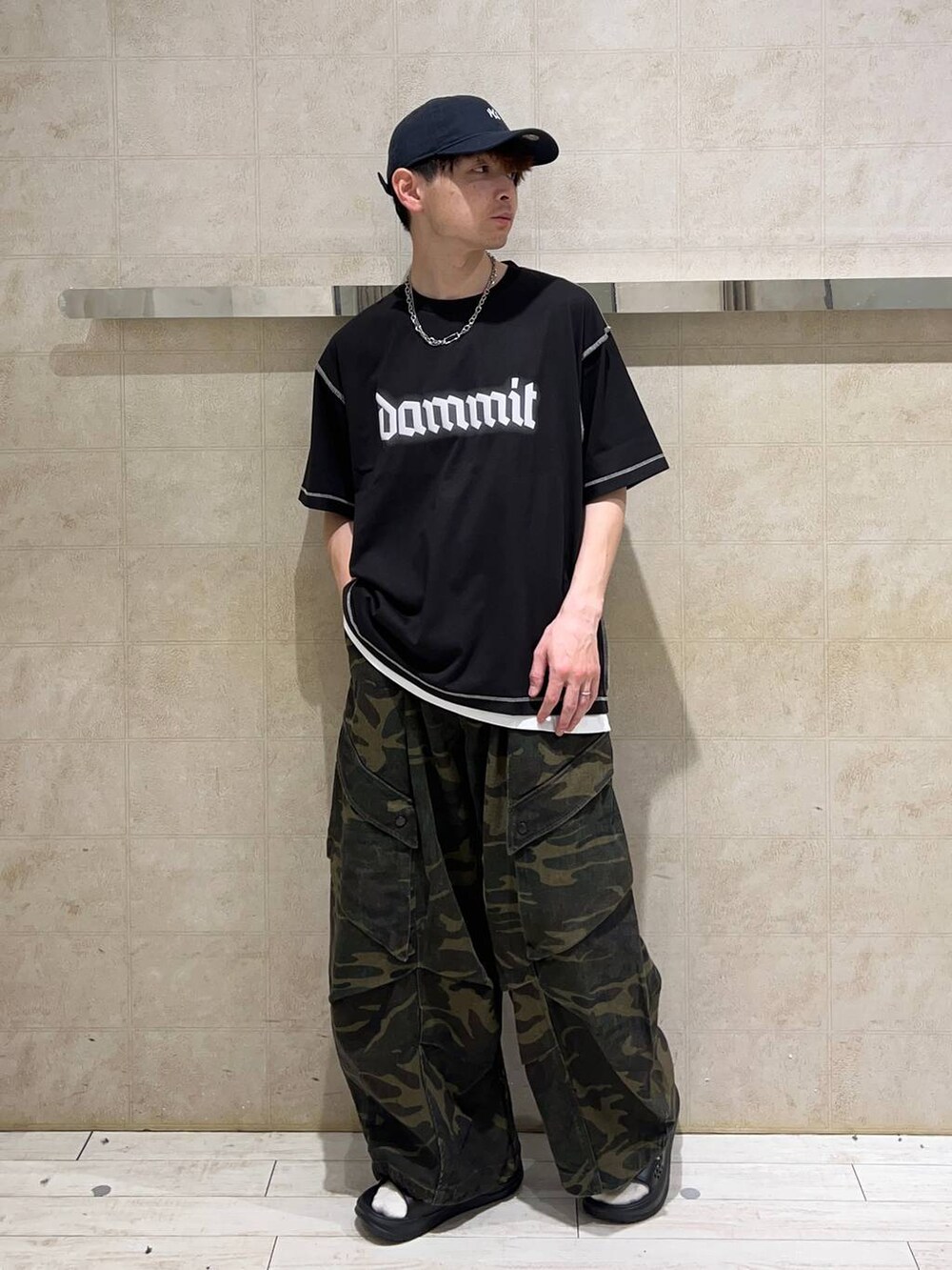 ブラック系のサンダル、ブラック系のTシャツ/カットソー、ブルー系のキャップを着用したメンズの夏コーディネートの4枚目の写真