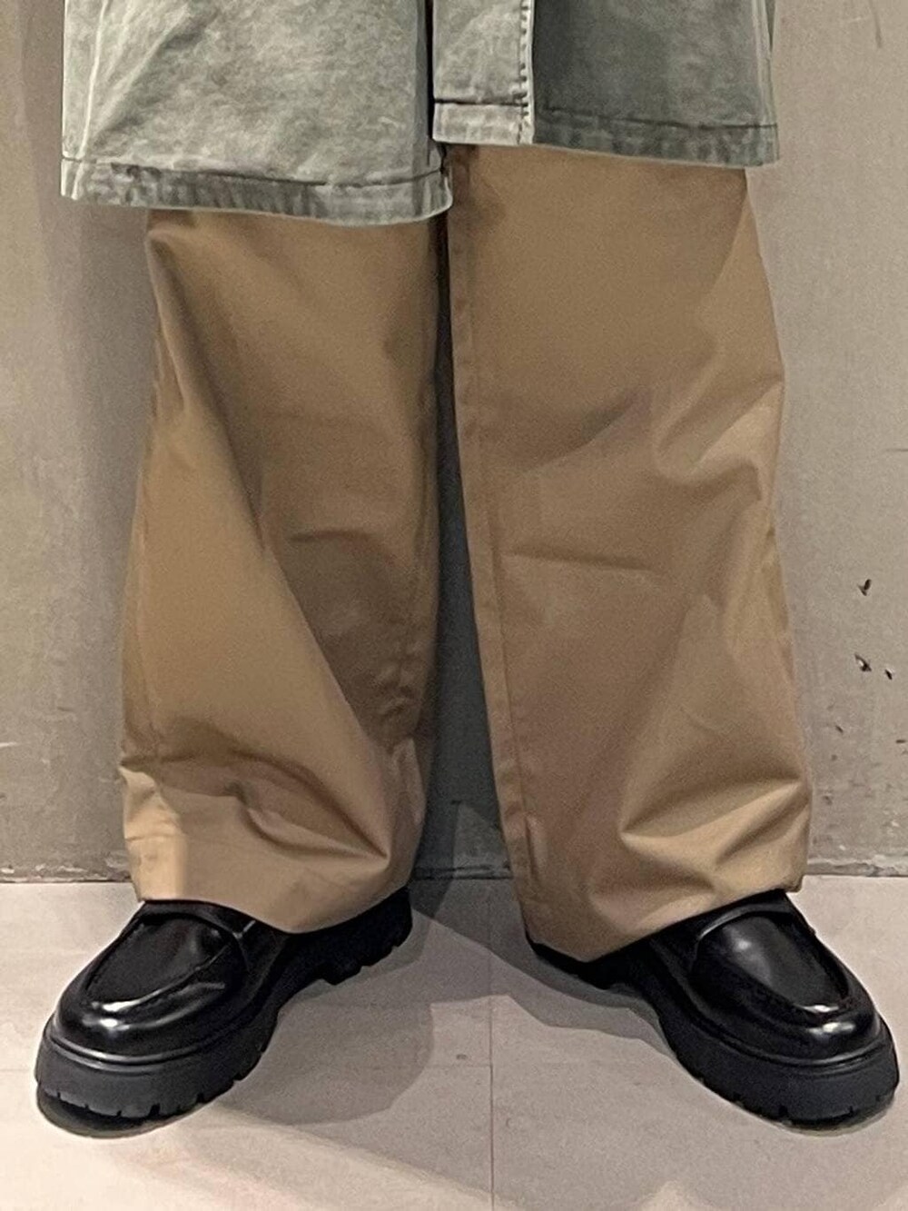 ベージュ系のチノパンツ、ブラック系のドレスシューズ、グレー系のスウェットを着用したメンズの冬コーディネートの3枚目の写真