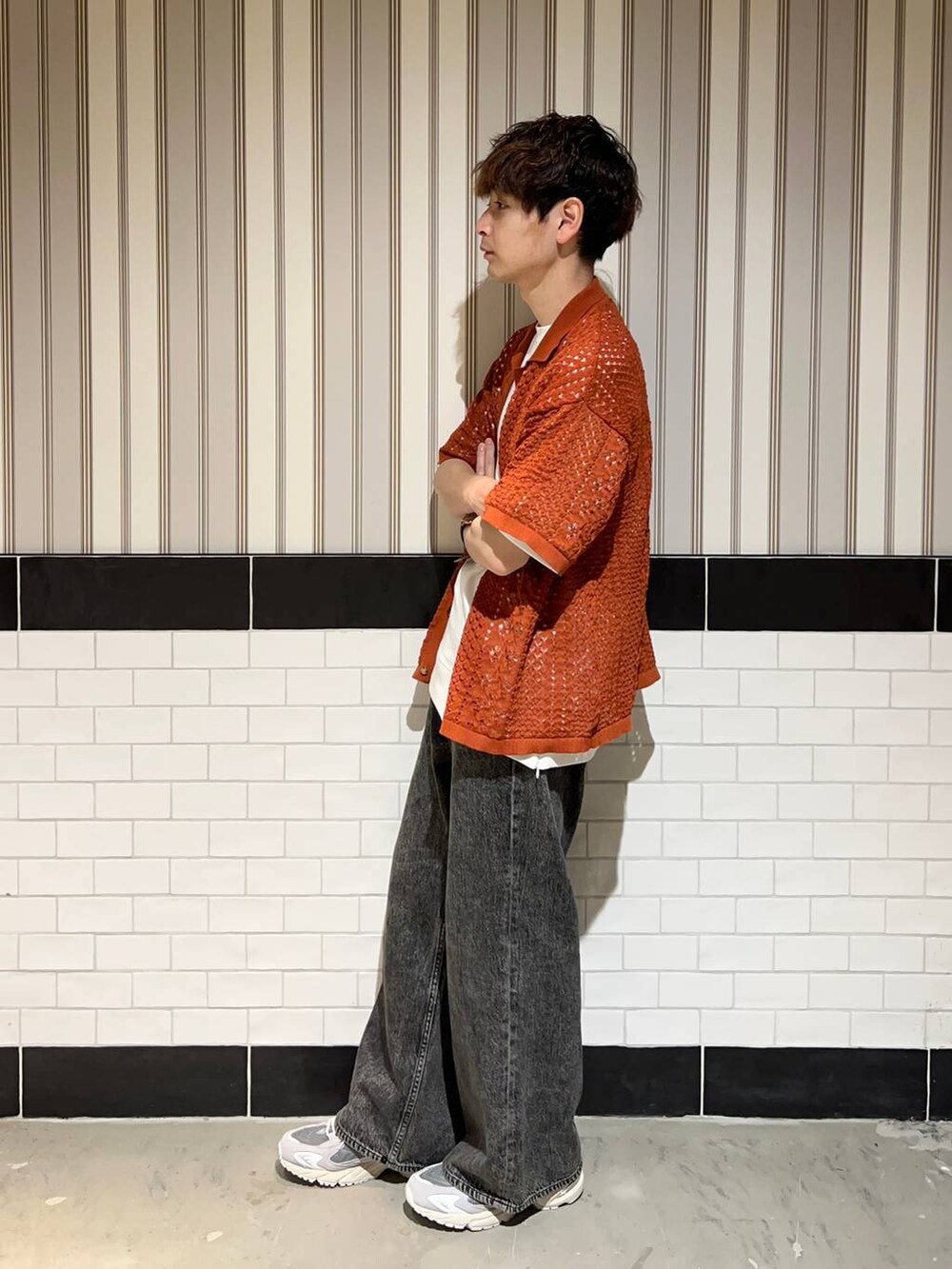 ブラウン系のシャツ/ブラウス、グレー系のデニムパンツ、ホワイト系のTシャツ/カットソーを着用したメンズの夏コーディネートの3枚目の写真