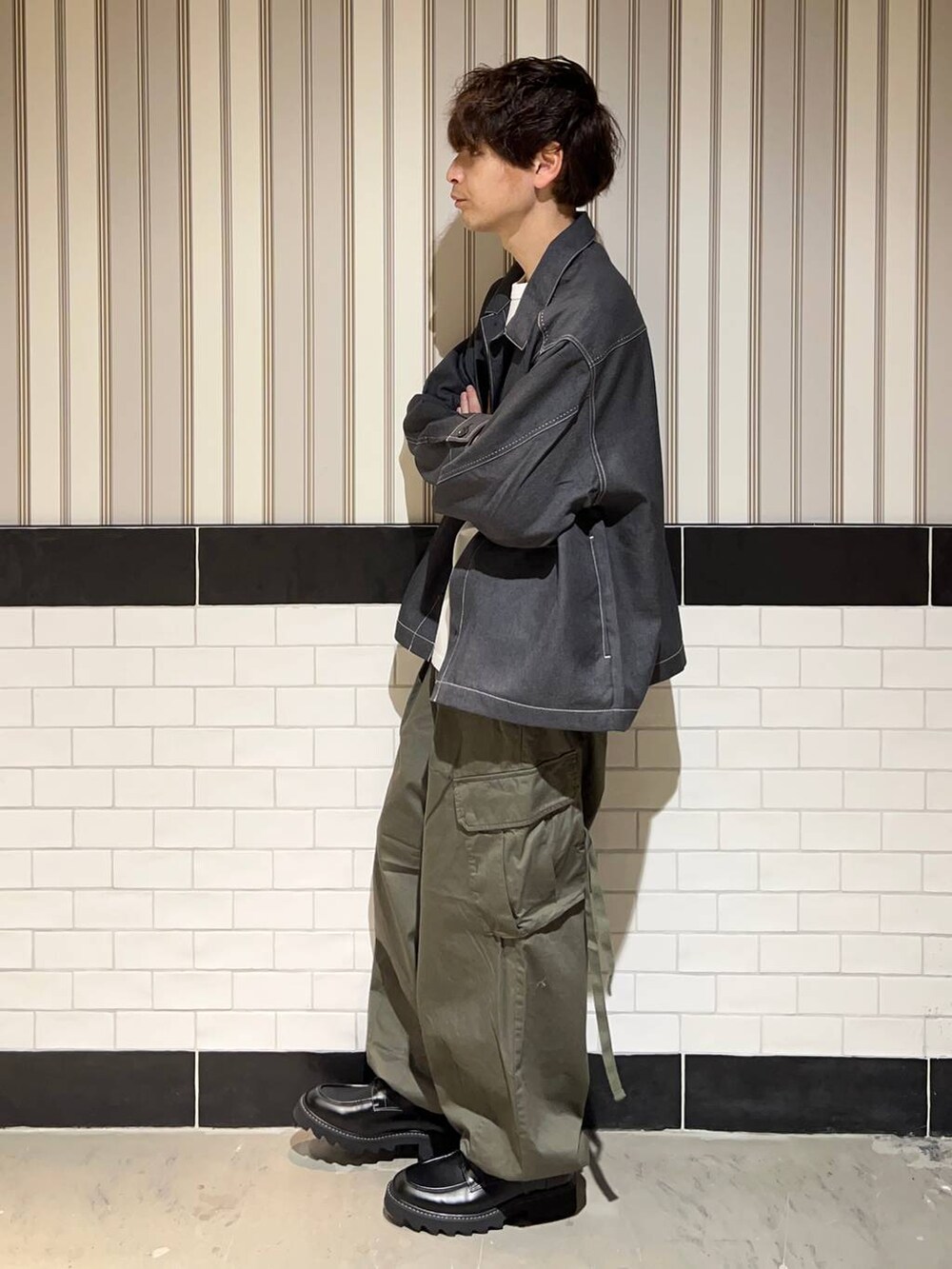 グリーン系のカーゴパンツ、グレー系のブルゾン、ホワイト系のTシャツ/カットソーを着用したメンズの秋コーディネートの4枚目の写真
