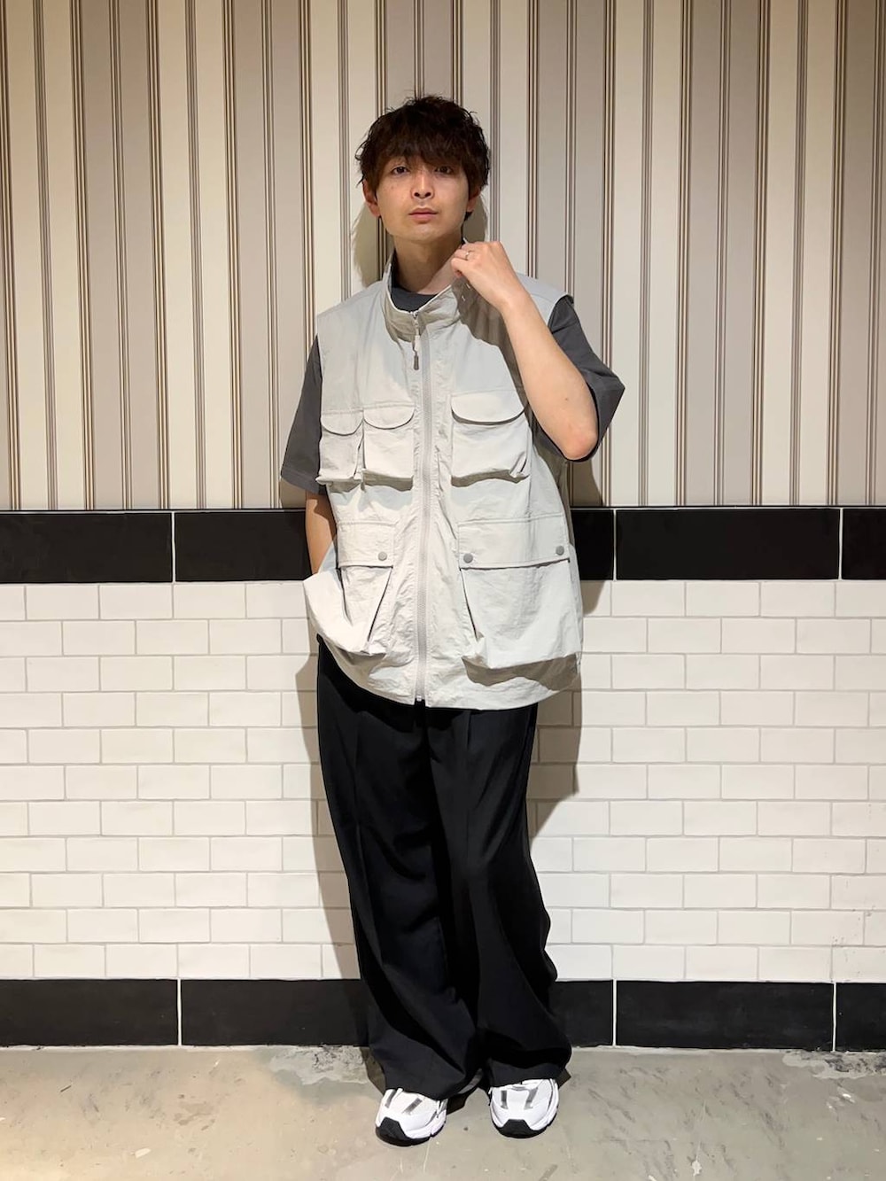 ホワイト系のスニーカー、グレー系のTシャツ/カットソー、ブラック系のスラックスを着用したメンズの夏コーディネートの4枚目の写真