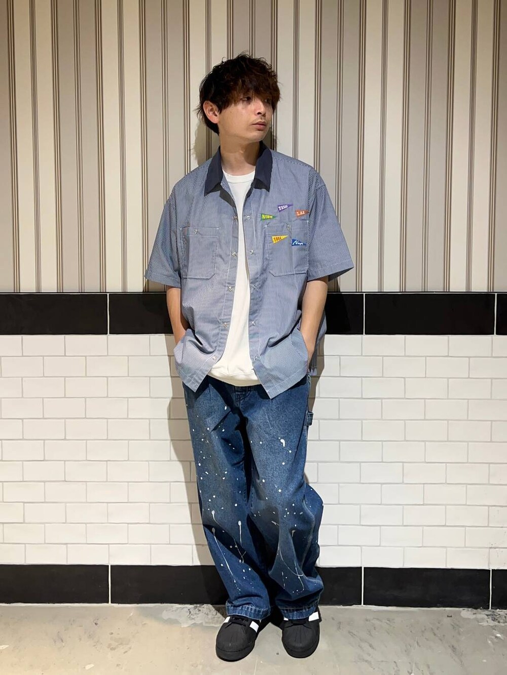 ブルー系のシャツ/ブラウス、ホワイト系のTシャツ/カットソー、ブルー系のデニムパンツを着用したメンズの夏コーディネートの4枚目の写真