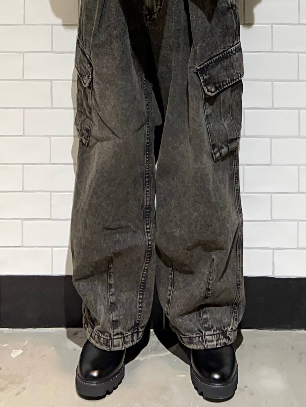 グリーン系のニット/セーター、ブラック系のドレスシューズ、ホワイト系のシャツ/ブラウスを着用したメンズの冬コーディネートの3枚目の写真