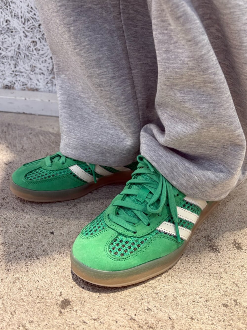 ホワイト系のショルダーバッグ、イエロー系のTシャツ/カットソー、グリーン系のシューズを着用したメンズの春コーディネートの3枚目の写真