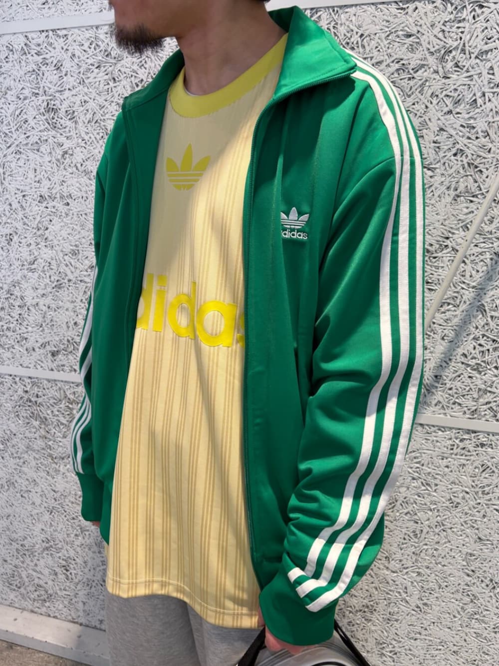 ホワイト系のショルダーバッグ、イエロー系のTシャツ/カットソー、グリーン系のシューズを着用したメンズの春コーディネートの2枚目の写真