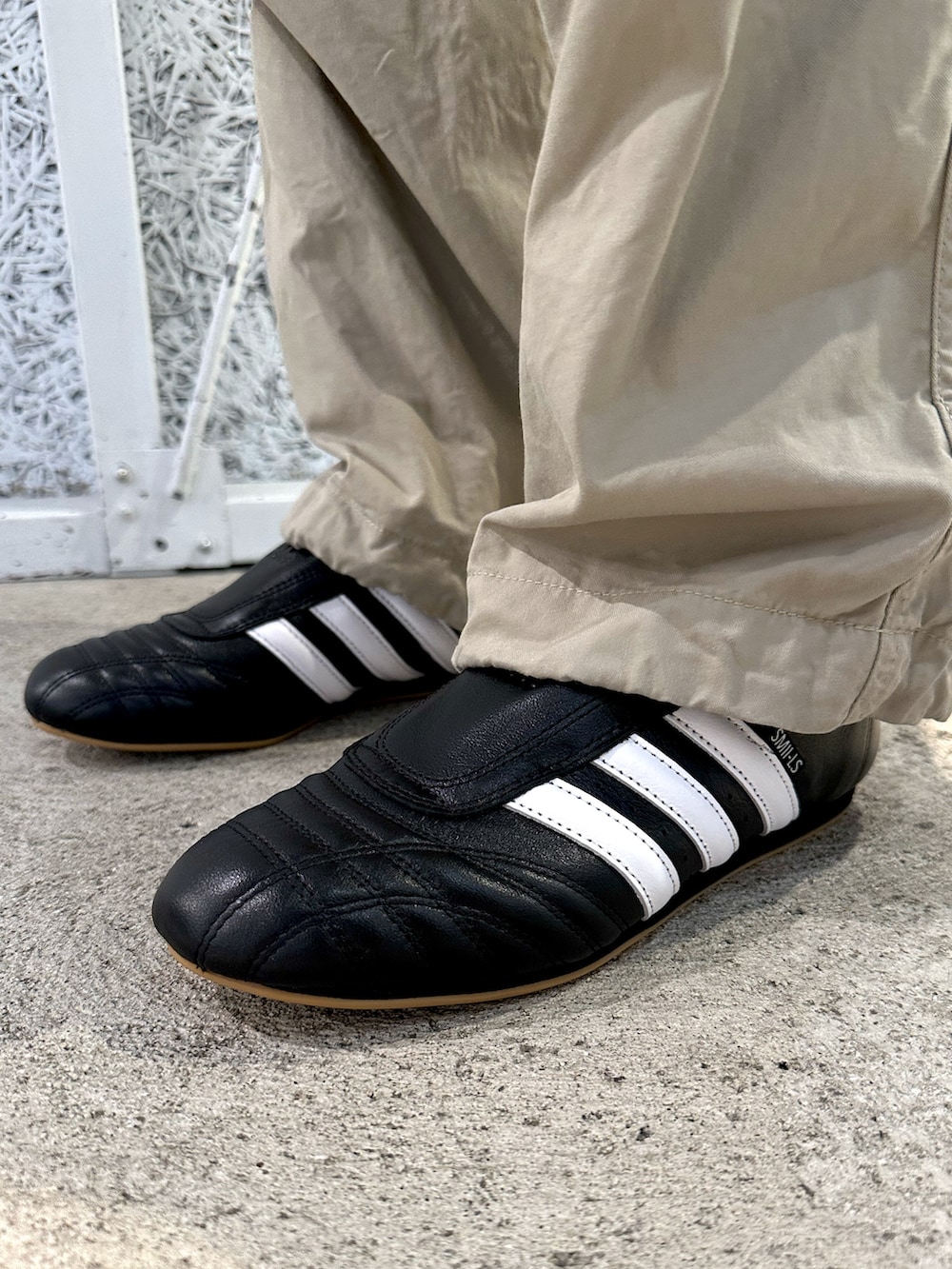 ブラウン系のジャージ、ブラック系のシューズを着用したメンズの秋コーディネートの3枚目の写真